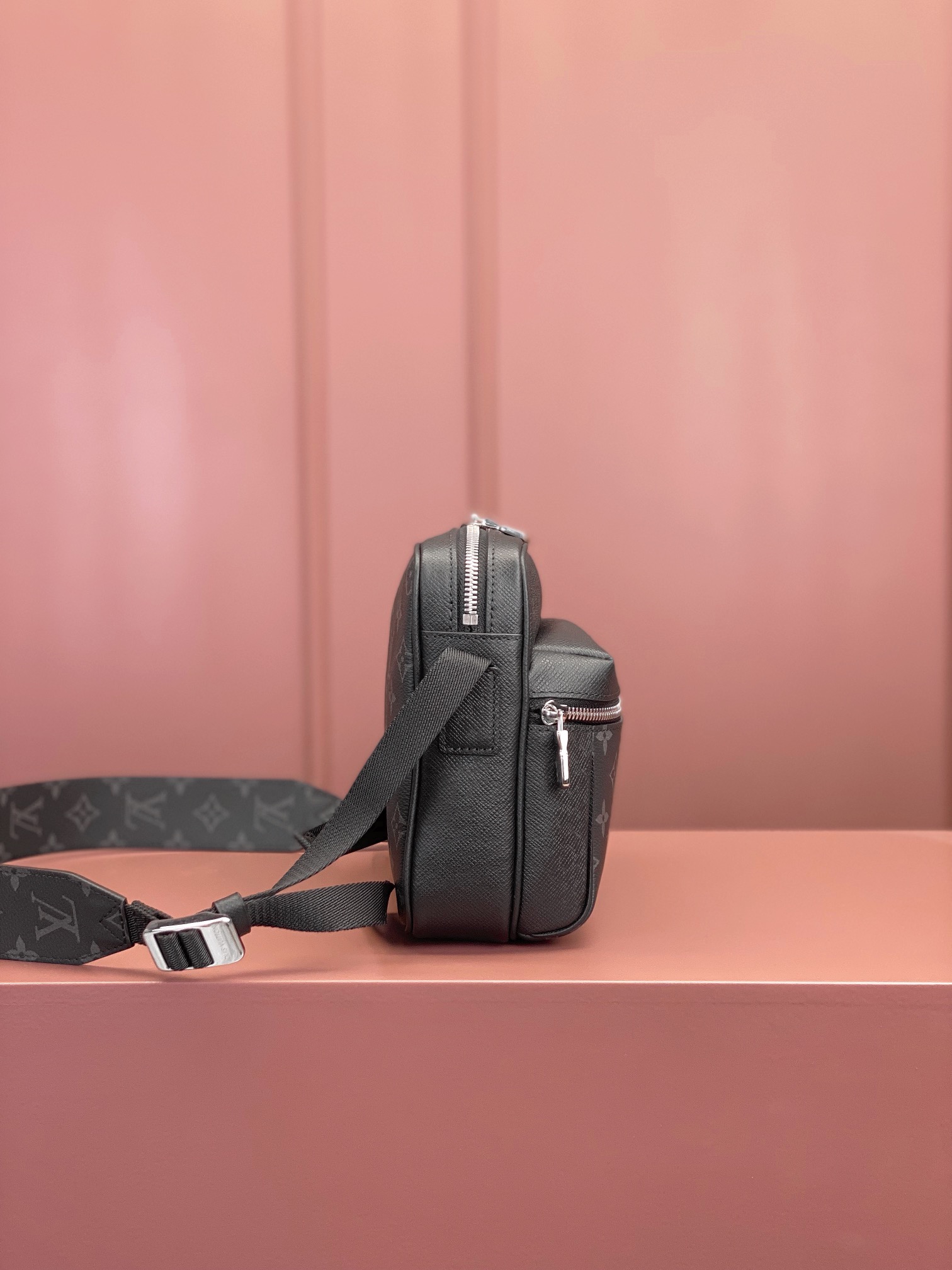 Louis Vuitton OUTDOOR Messenger Bag M30233