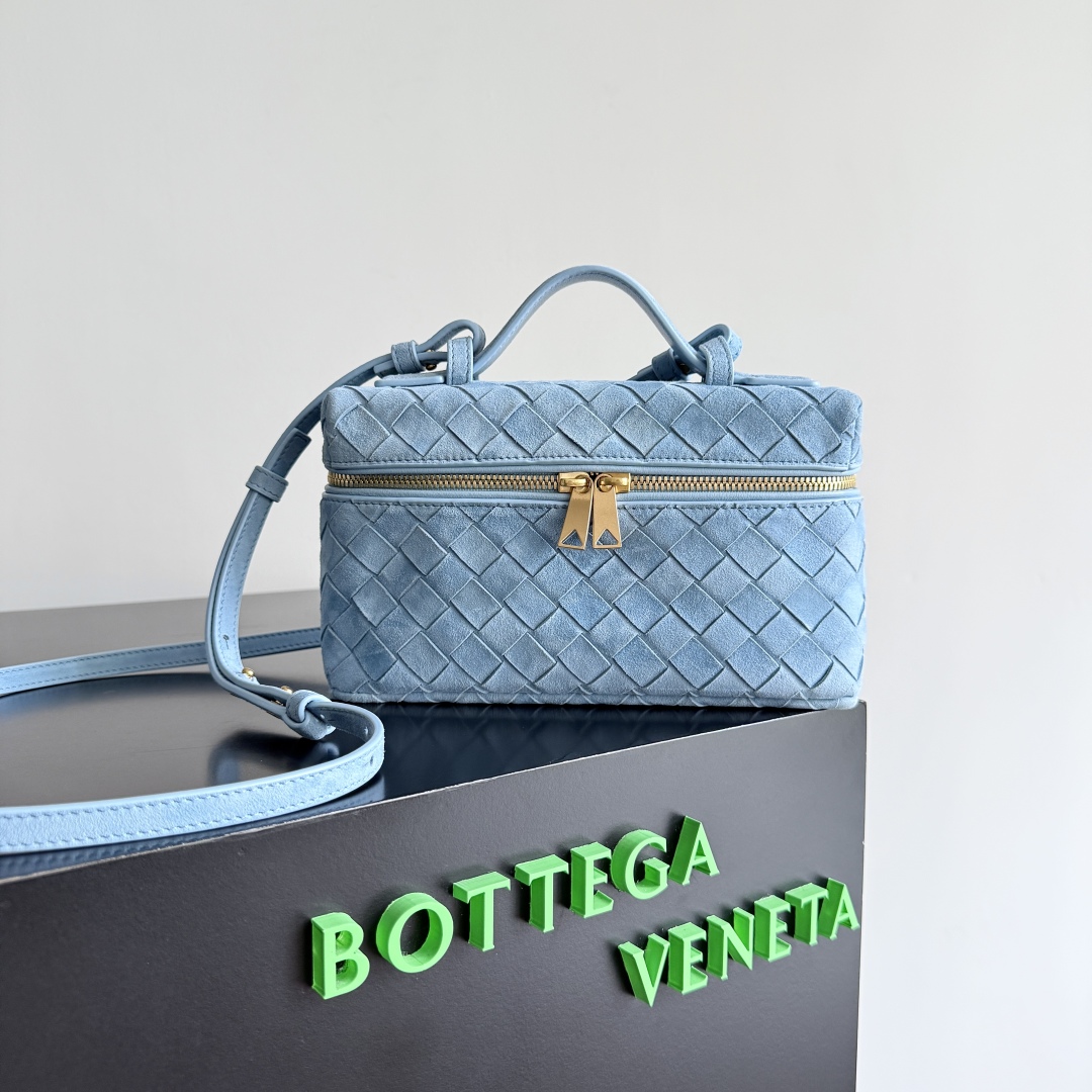Bottega Veneta 2024 Woven Zippered Baguette Bag 789109