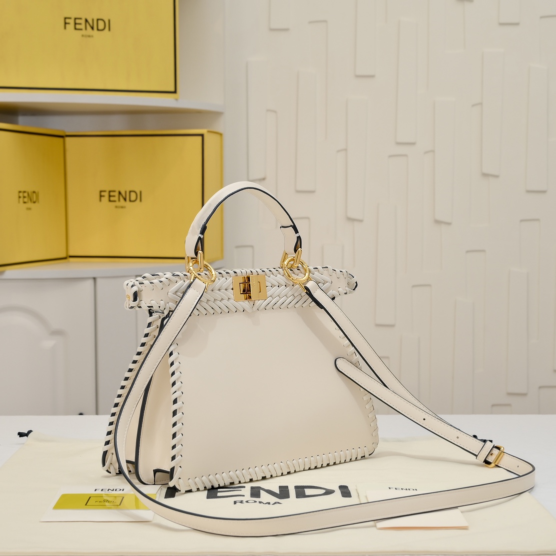 FENDI BAGUETTE Medium Handbag 3318