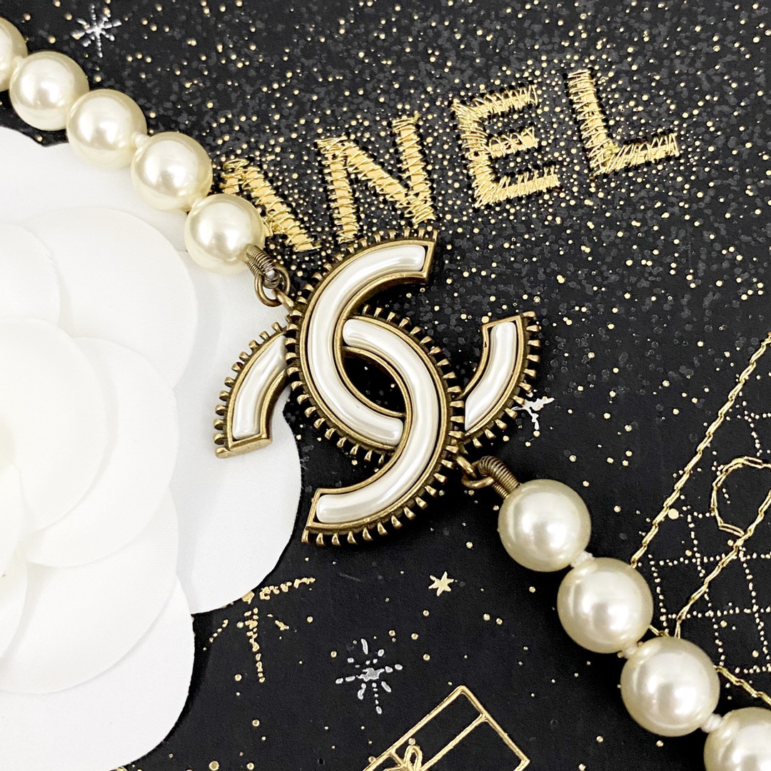 CHAN 24 vintage enamel double c pearl necklace