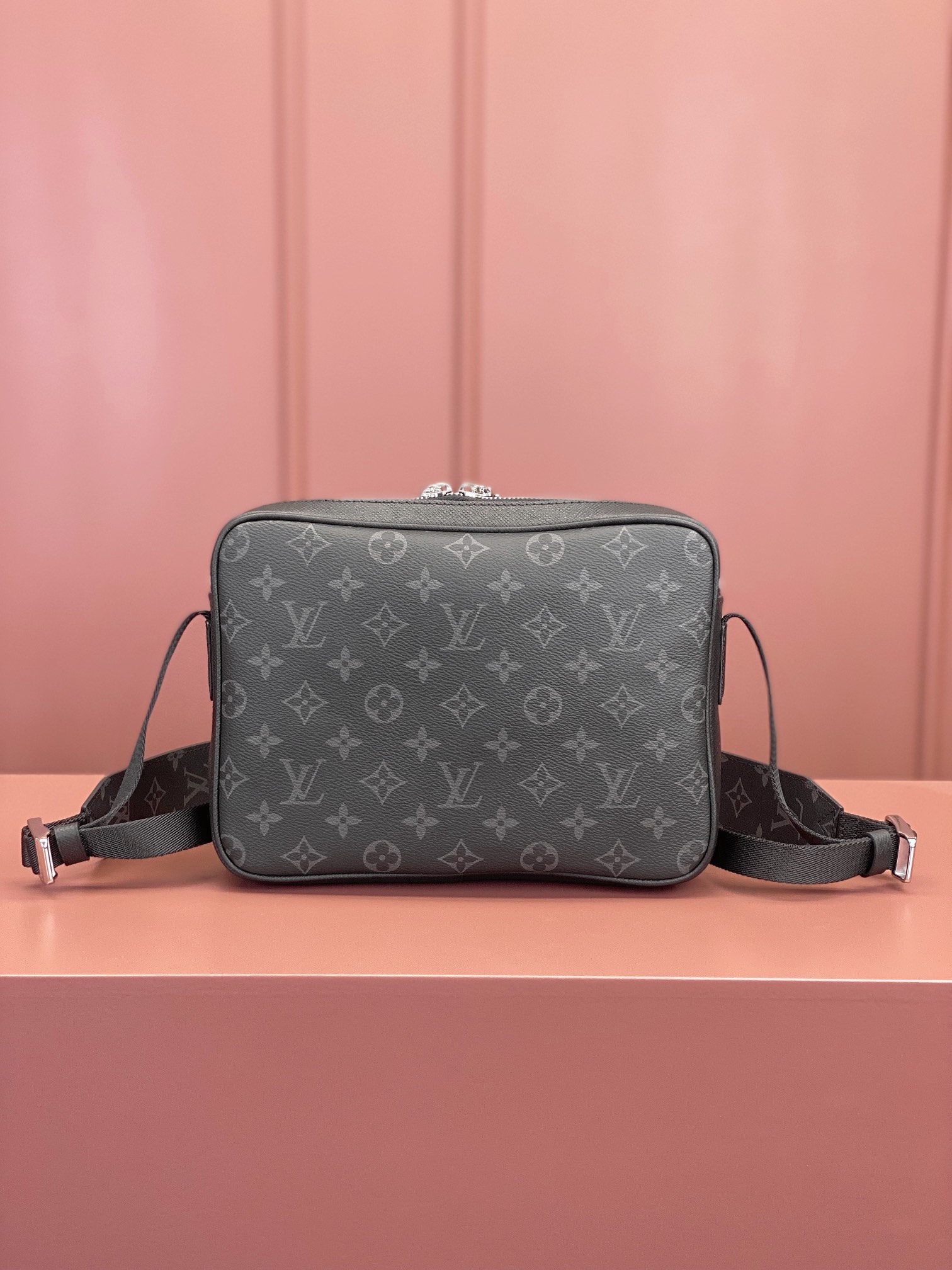 Louis Vuitton OUTDOOR Messenger Bag M30233