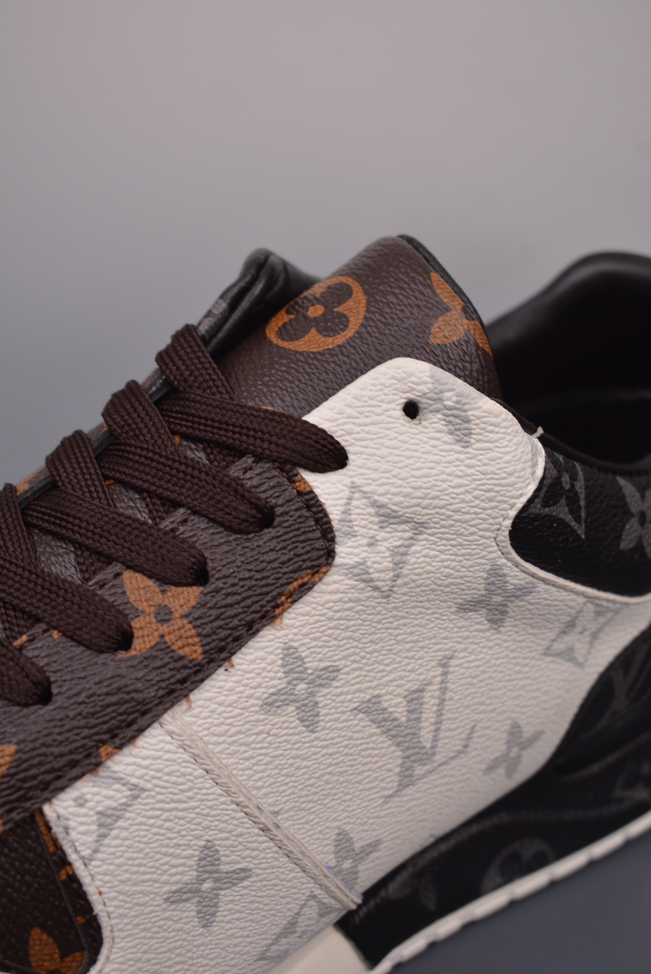 Louis Vuitton Run Away white, black and brown monogram 1A3N7W