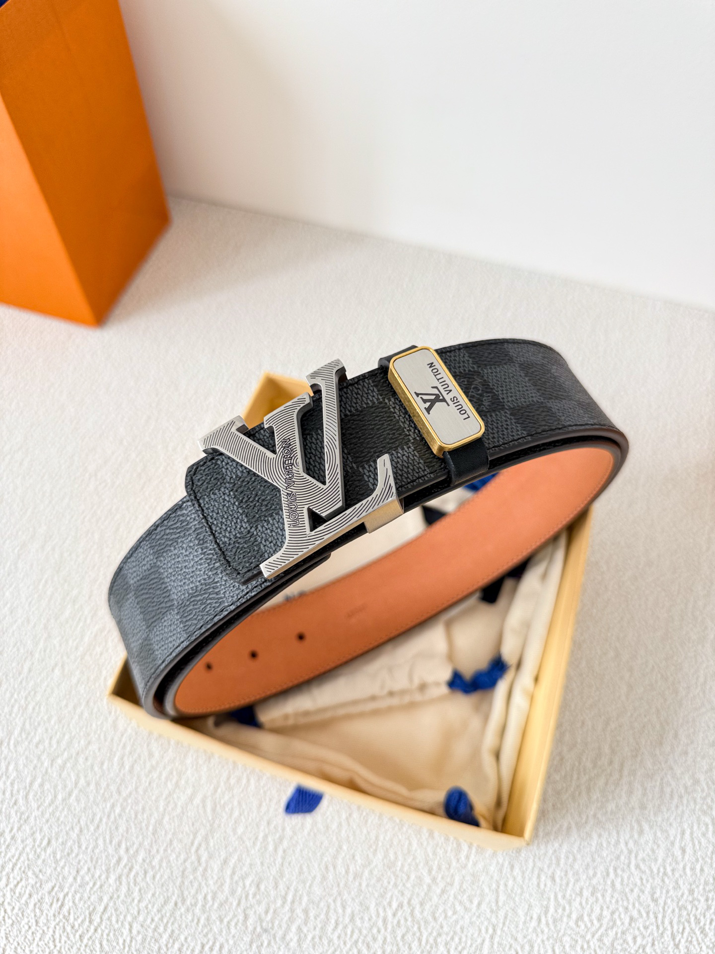 Louis Vuitton carved buckle belt with monogram, 3.8cm width