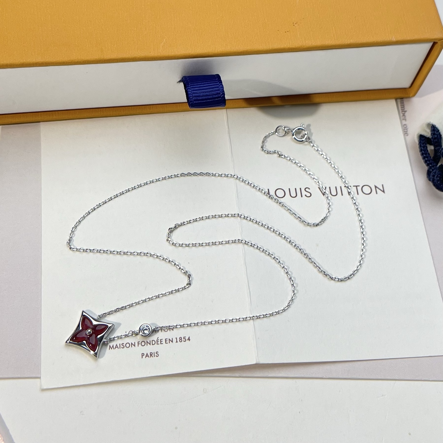 Louis Vuitton single flower diamond necklace