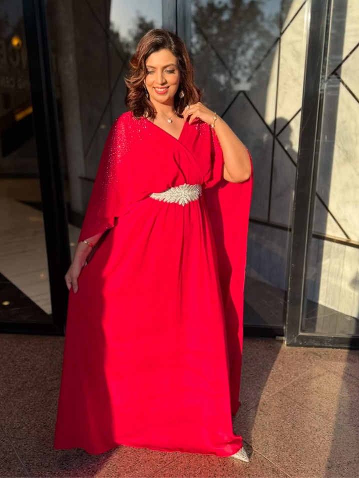 V-neck Sparkling Waist Seal Diamond Queen Style Dress