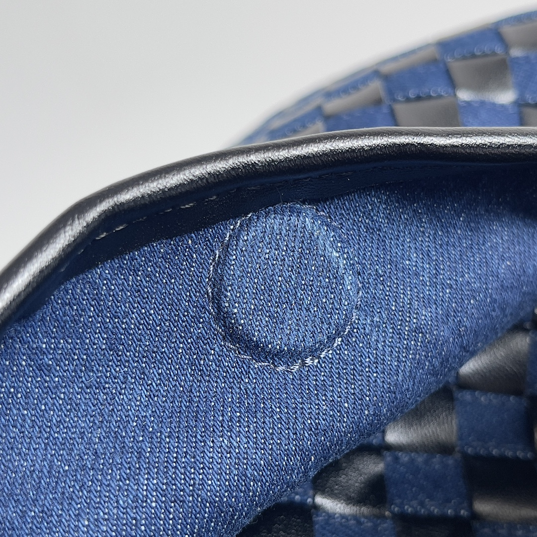 Bottega Veneta Small Hop Shoulder Bag 789028