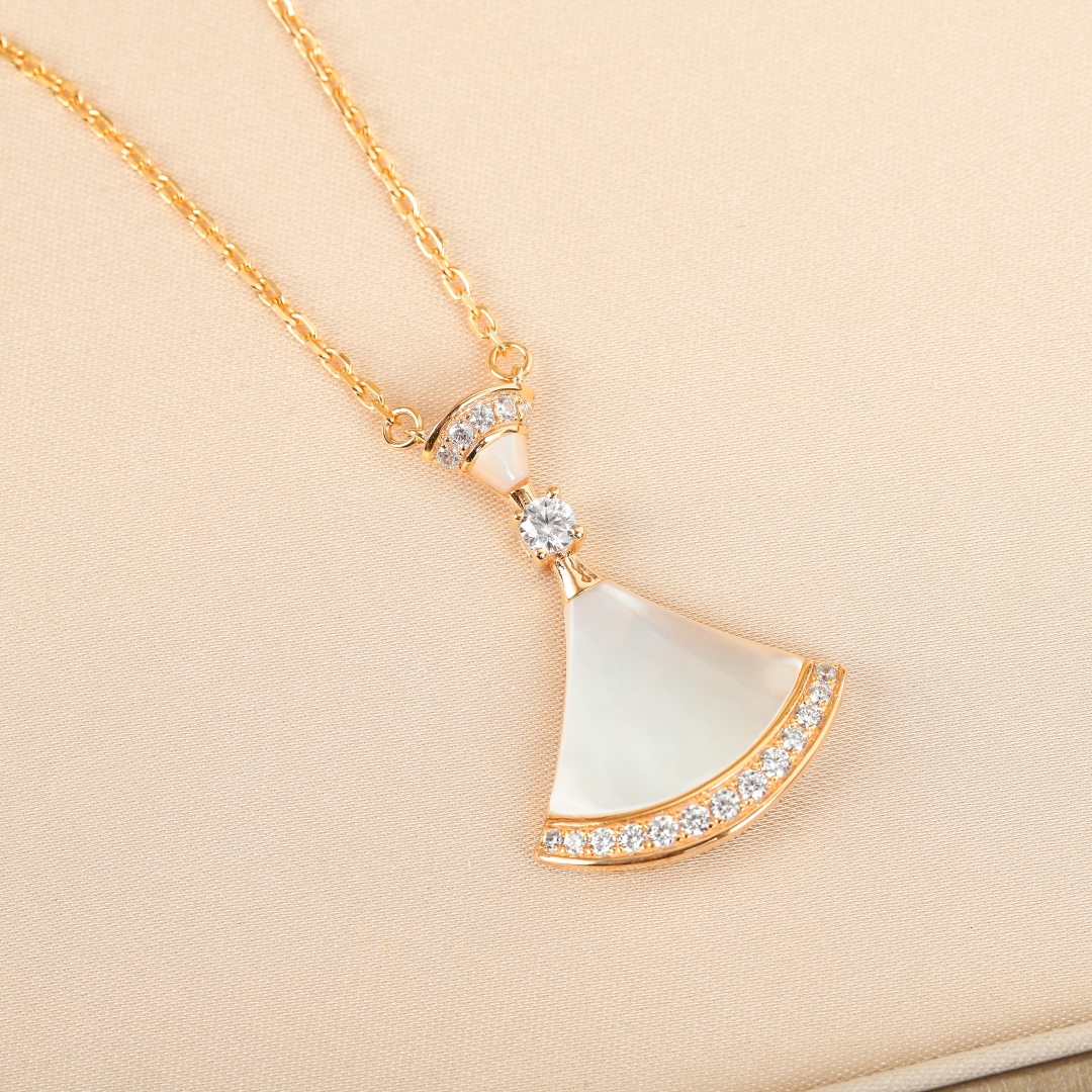 Bulgari fan-shaped agate necklace