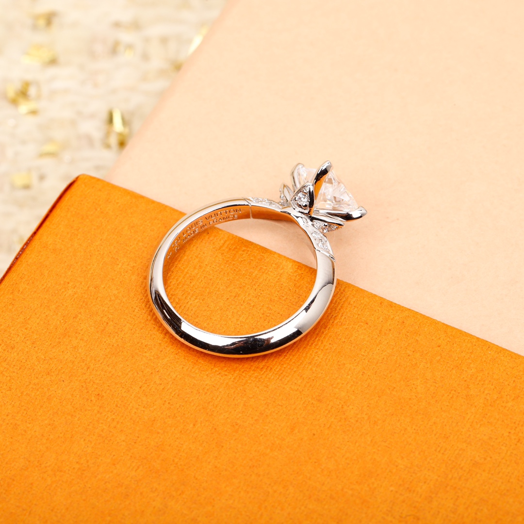 Louis Vuitton cut star ring