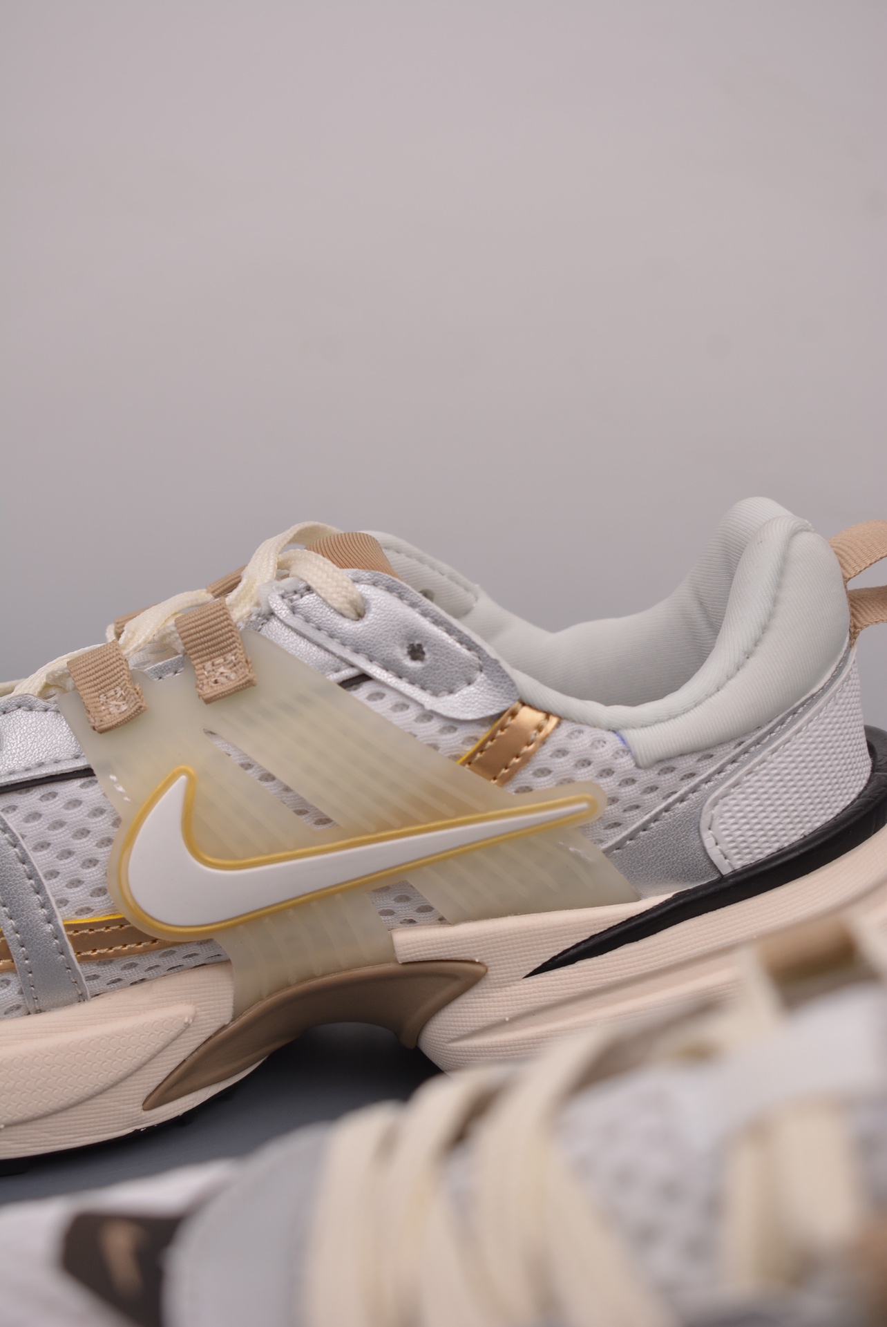Nike Wmns V2K Runtekk LowWhiteKhakiMetallic Silver HJ7245-100