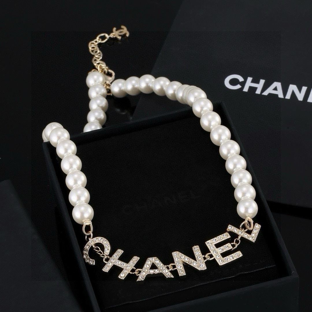 Chanel font diamond pearl necklace