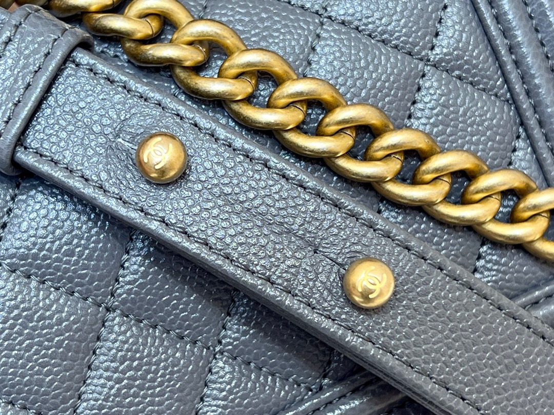 Chanel 22A Le mini boy bag 67364