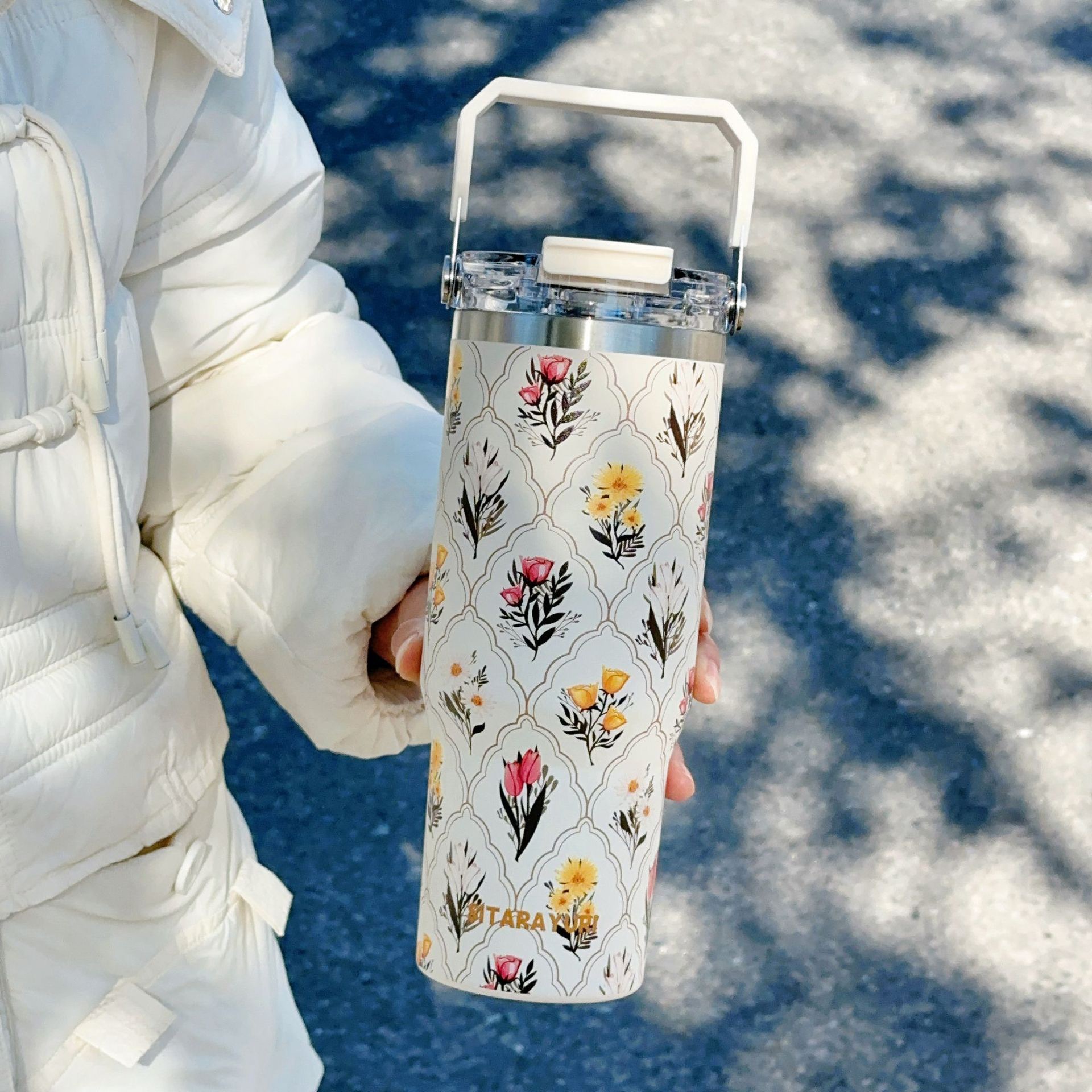 This portable thermos features a 3D floral design, making it suitable for car use and keeping drinks ice-cold. Its hard handle makes it portable and ideal for outdoor travel.