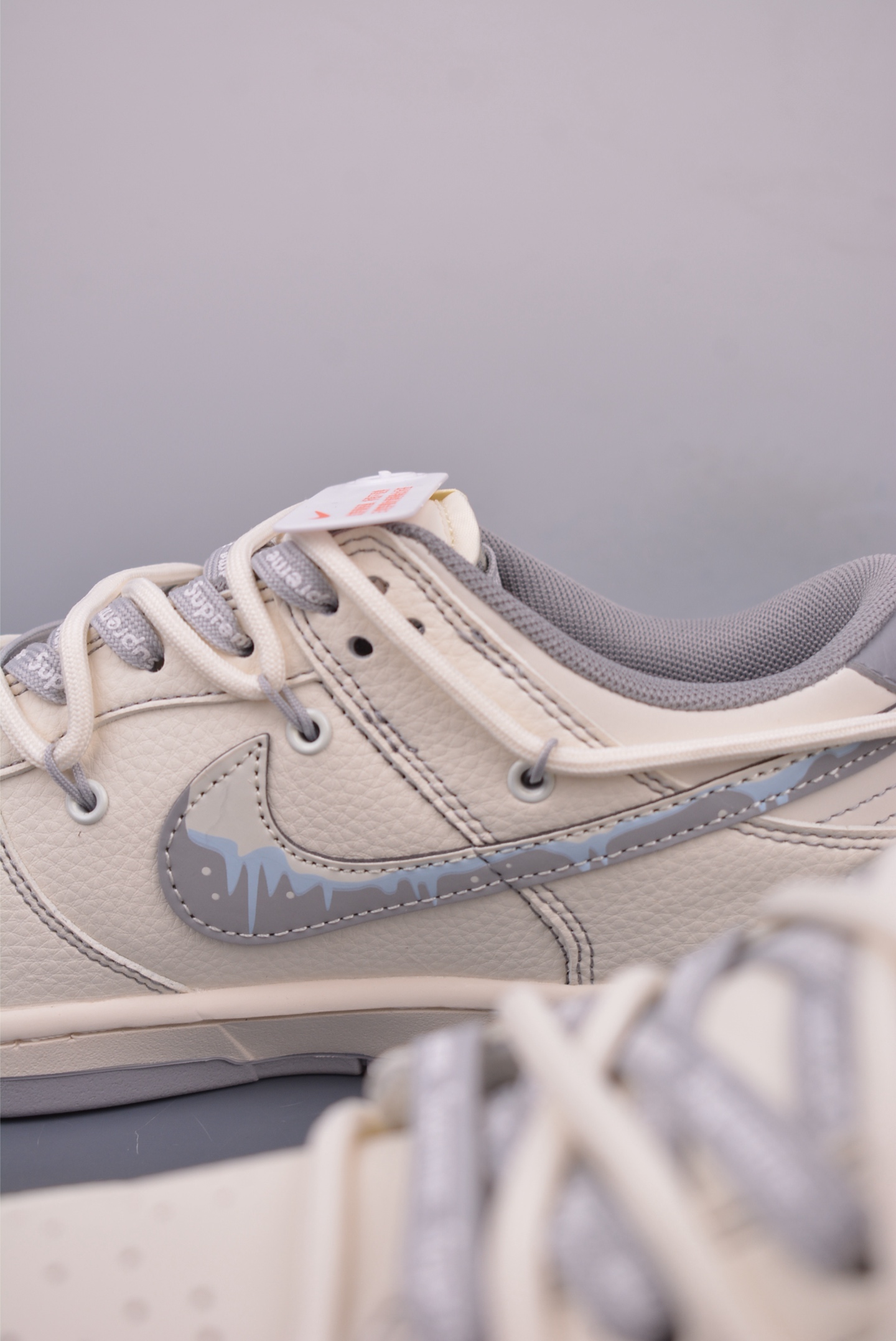 SUPREME x Nike SB Dunk Low sneakers Off-white and gray DM6868-086