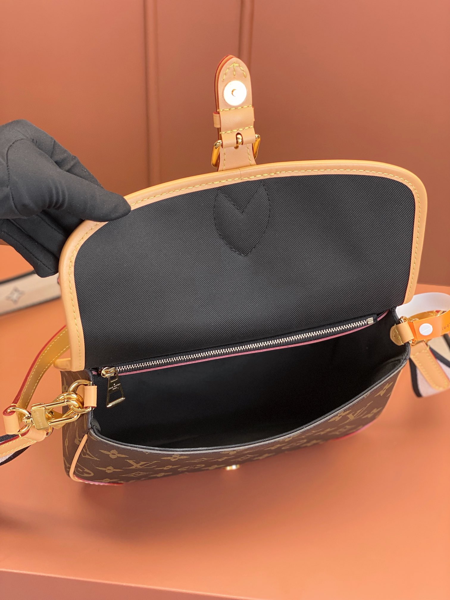 Louis Vuitton DlANE Handbag M45985