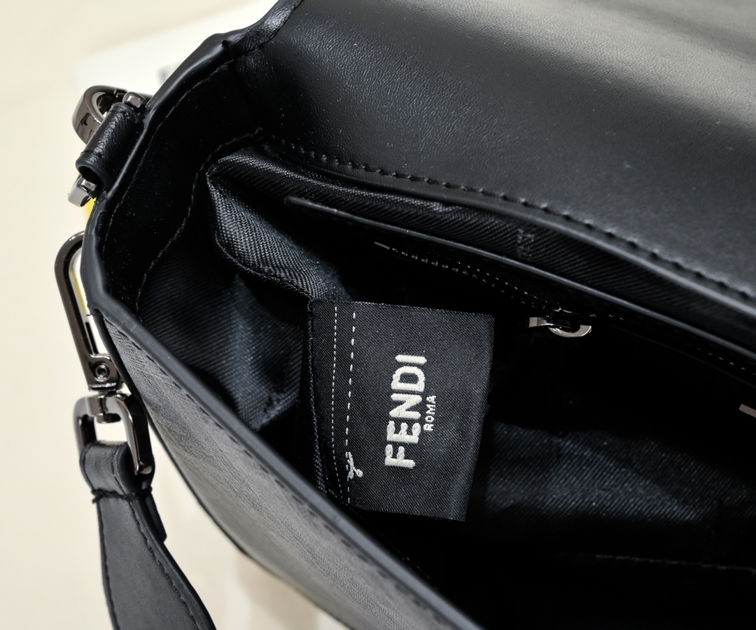 FENDI Baguette handbag 8956