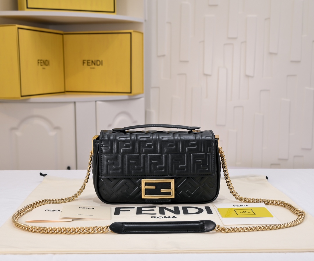 FENDI embossed baguette chain bag 6607