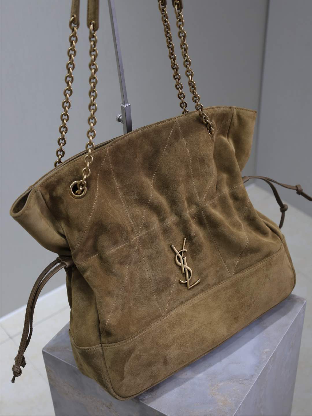 Yves Saint Laurent Jamie 4.3 Large CHON Bucket Bag 809824