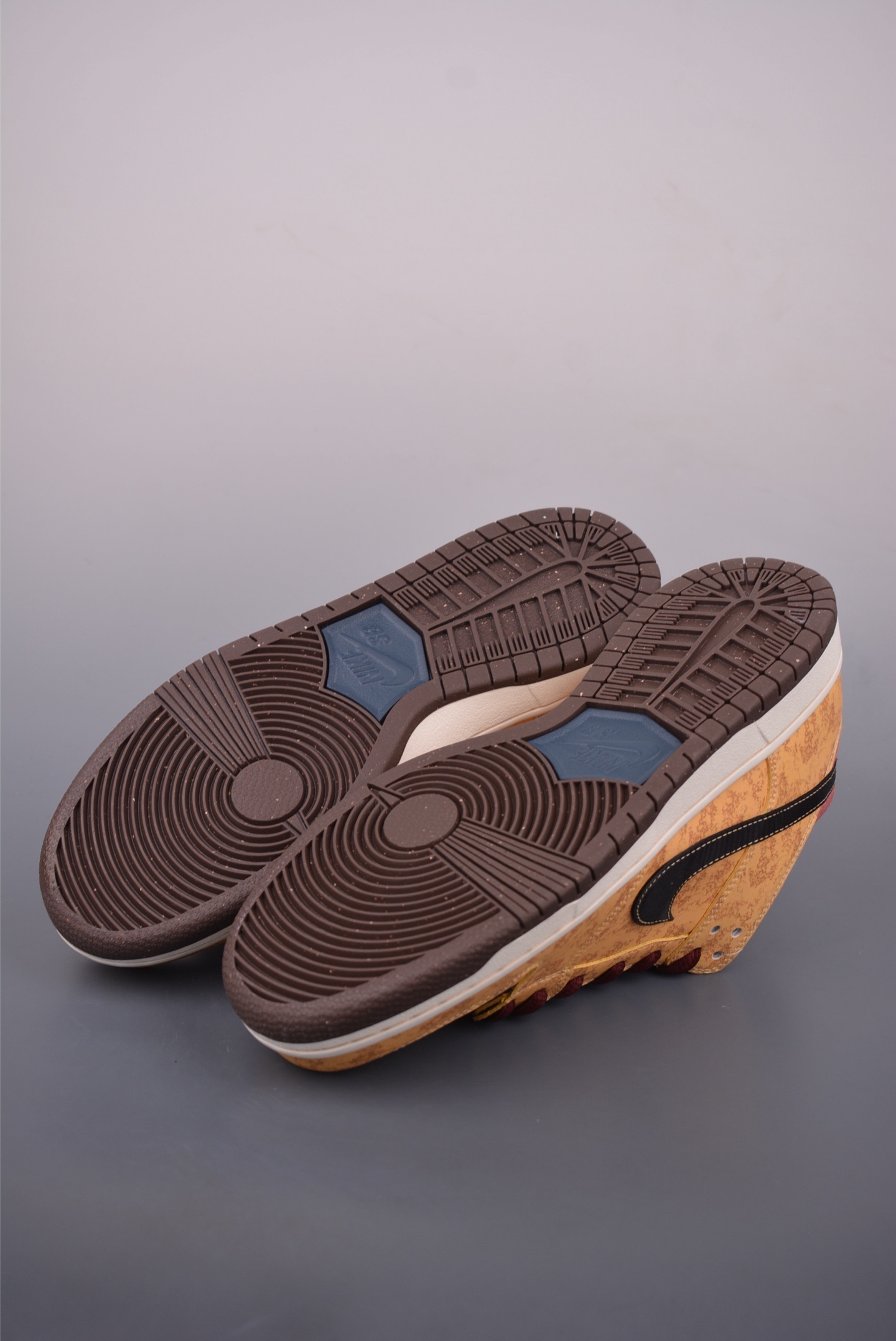 Nike SB Dunk Low “City Of Cinema” FZ1278-200