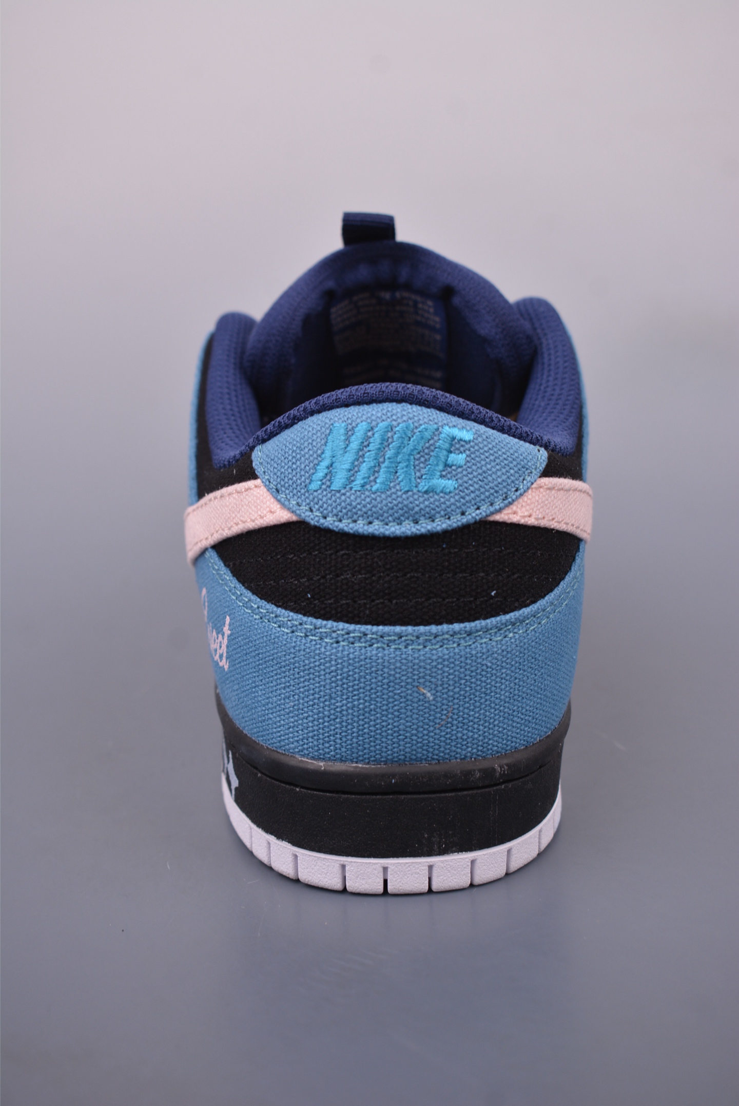 NIKE SB Dunk Low 