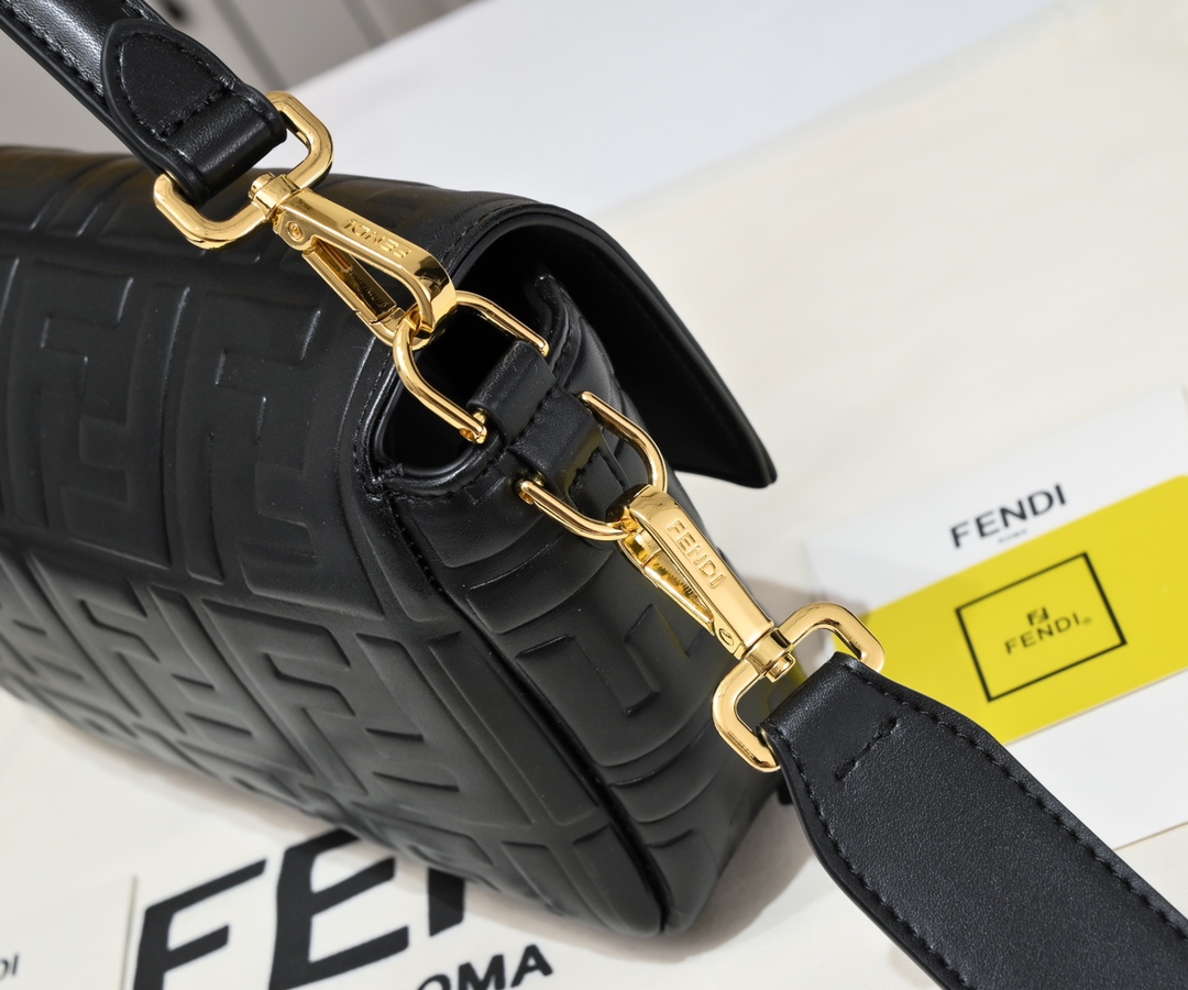 FENDI Baguette Handbag 6608