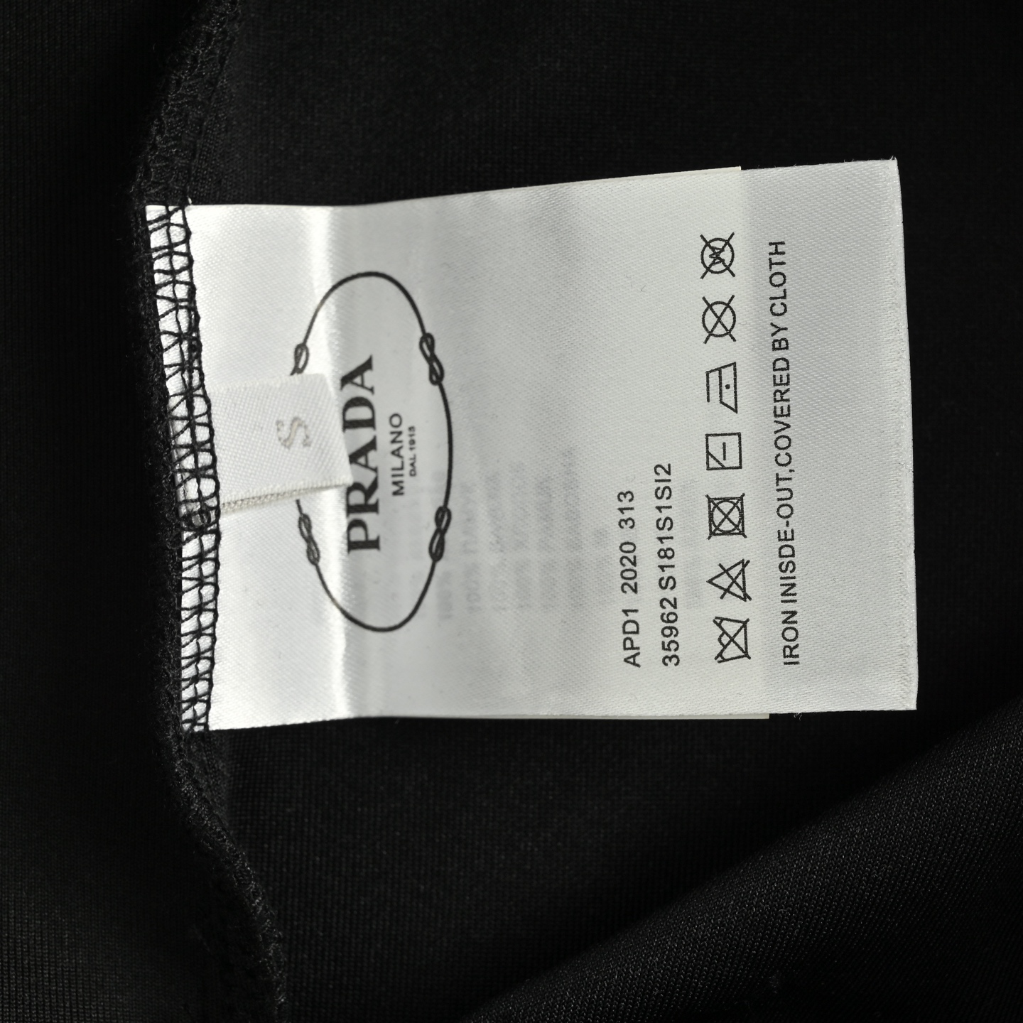 Prada 25ss triangle red rubber logo shorts