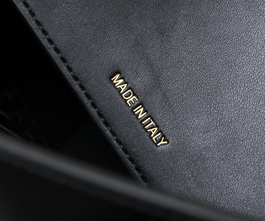 FENDI Baguette Medium Handbag 7714