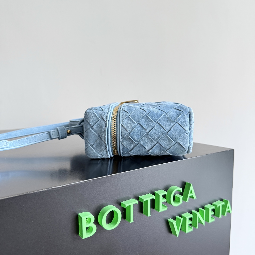 Bottega Veneta 2024 Woven Zippered Baguette Bag 789109