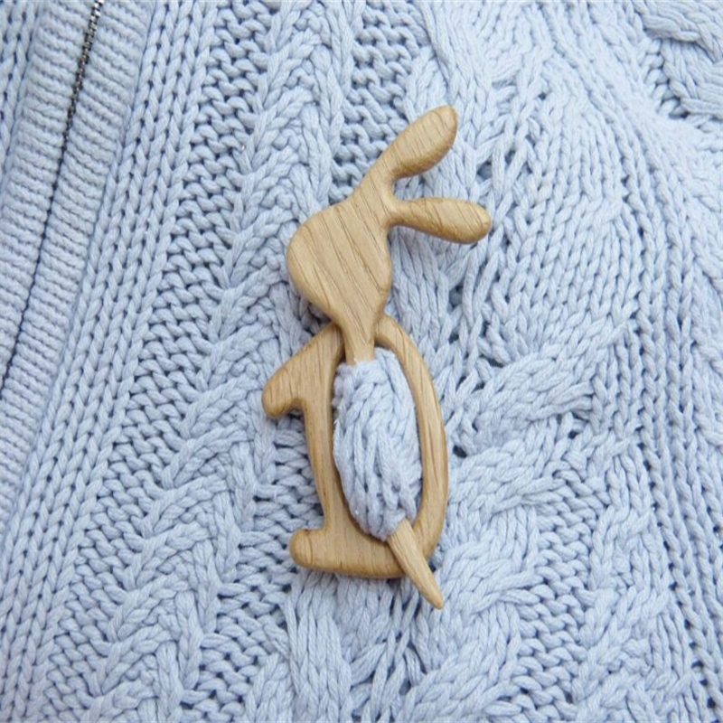 Brooch pin with wooden animal pattern (sweater clip)