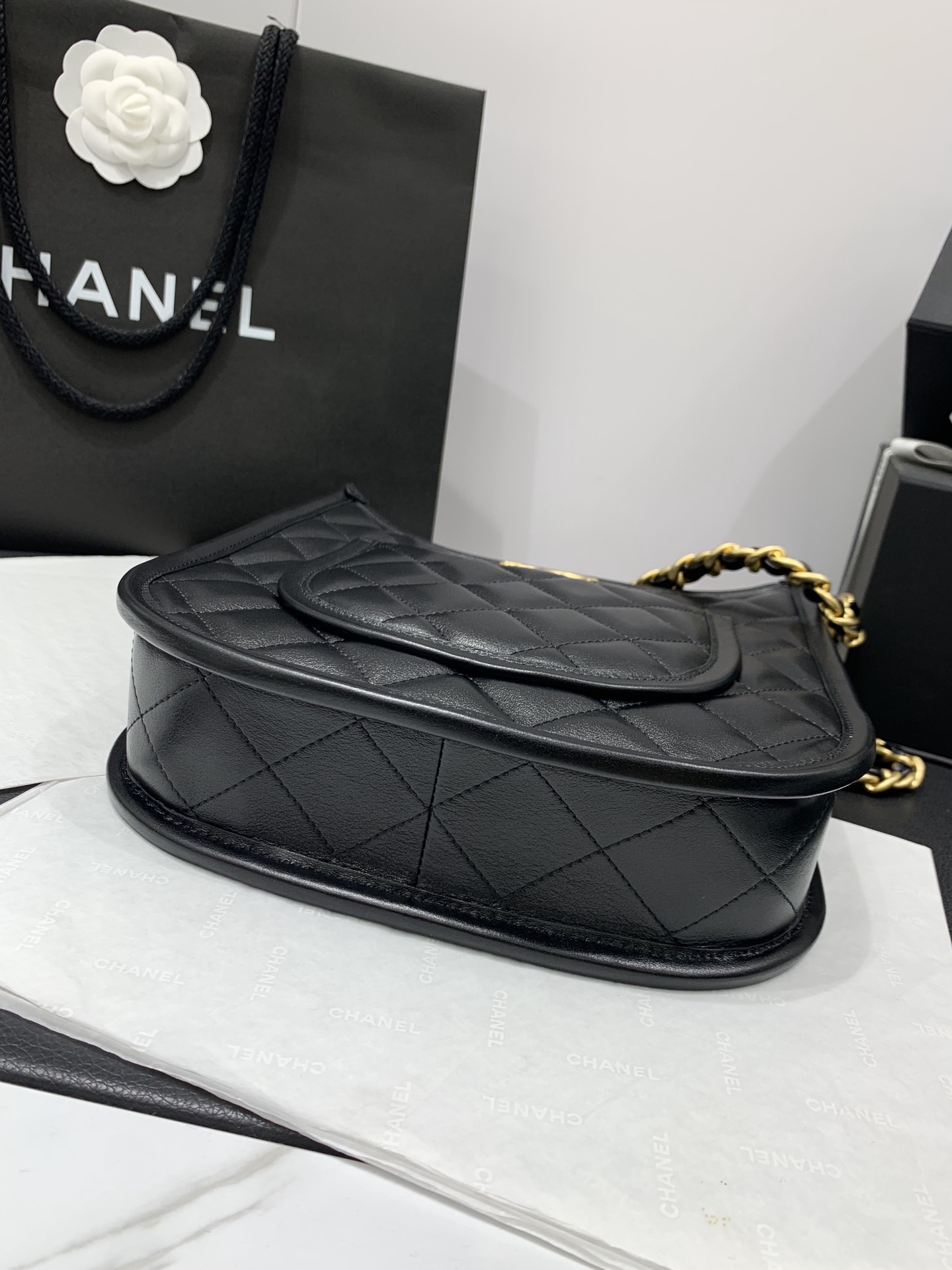 Chanel 24s 𝗁𝗈𝖻𝗈 crossbody hippie bag 99353