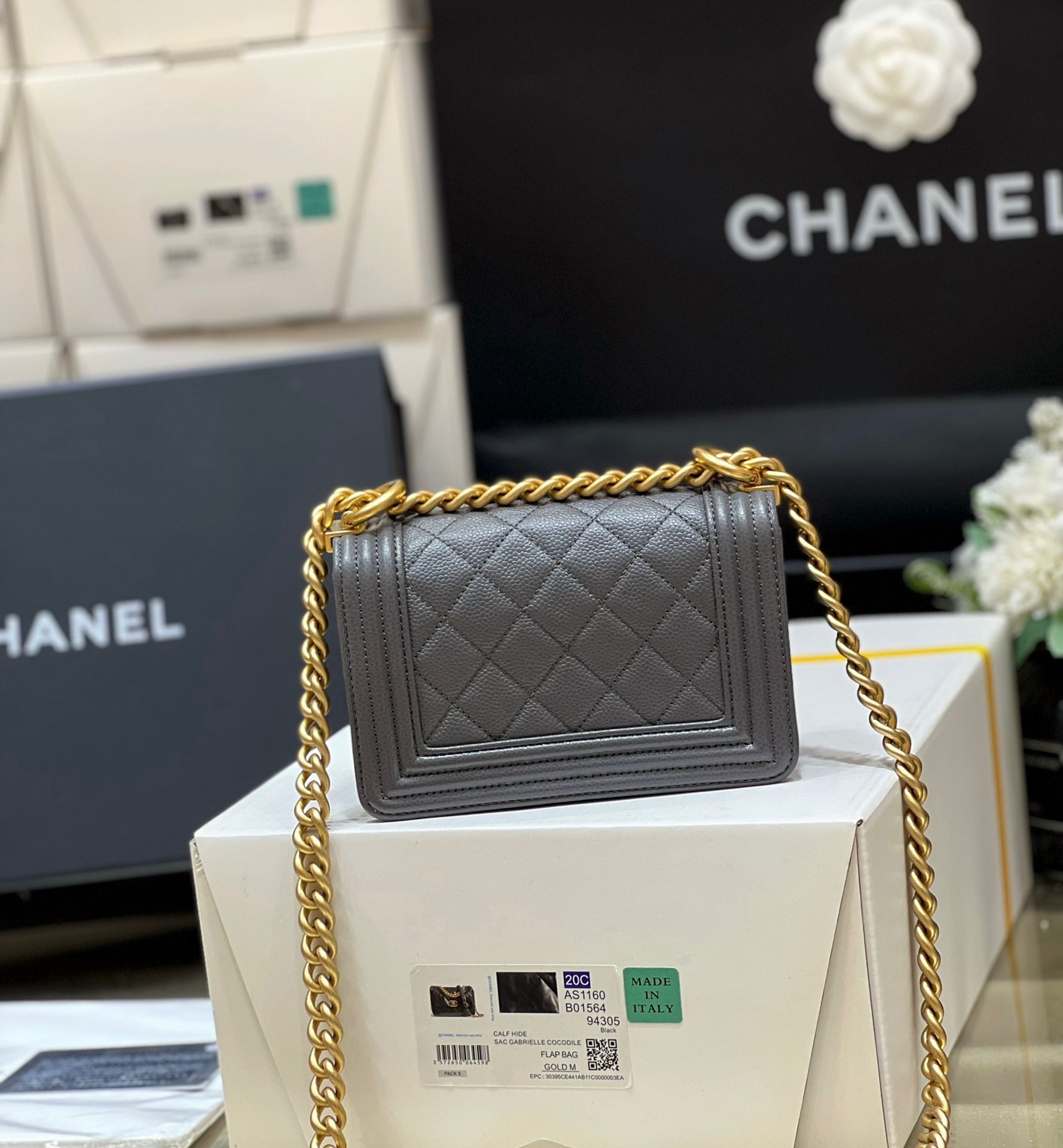 Chanel 22A Le mini boy bag 67364