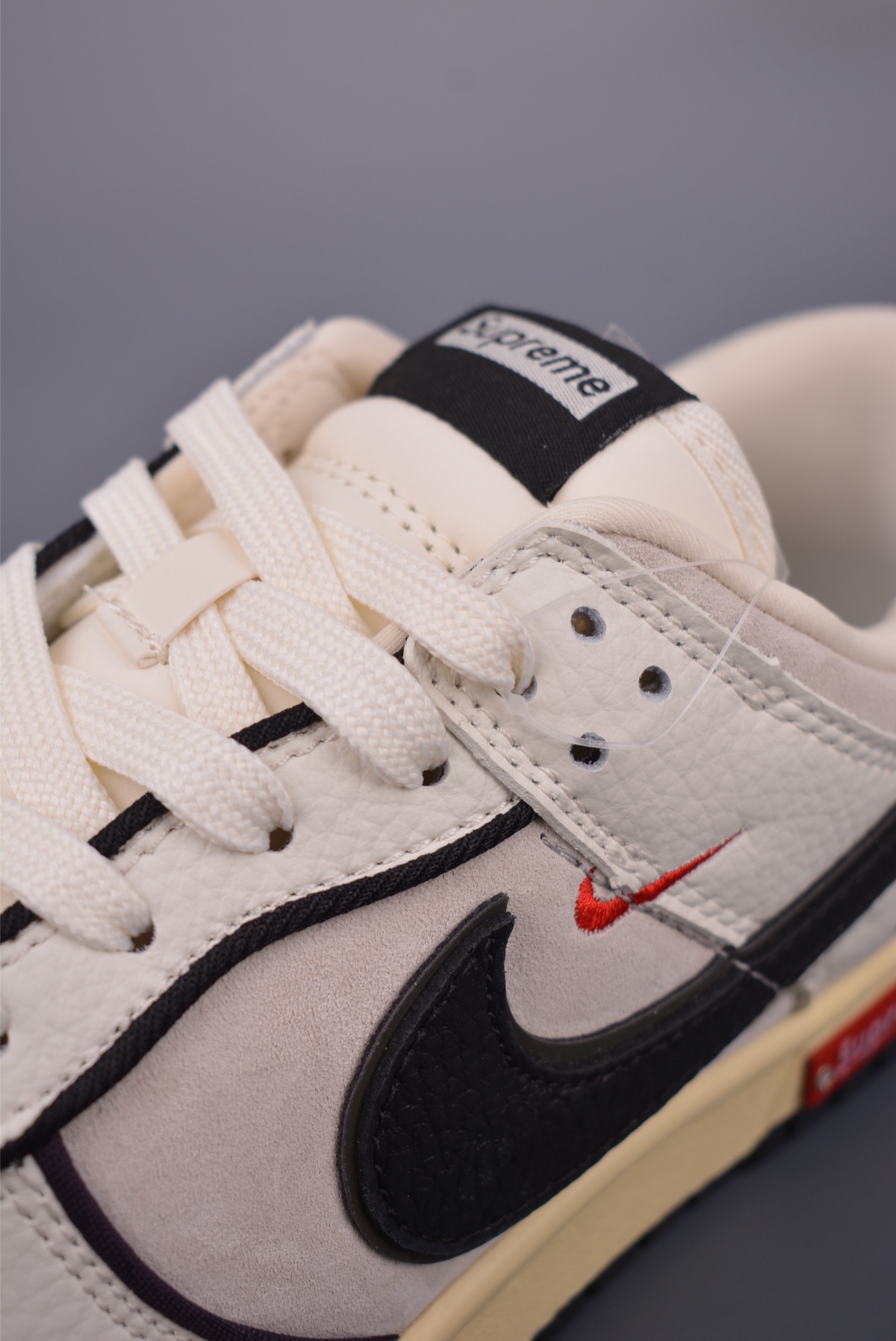 Supreme x Nike SB Dunk Low 