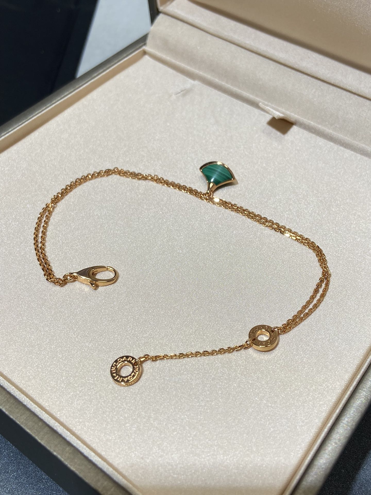 Bulgari natural stone fan-shaped necklace
