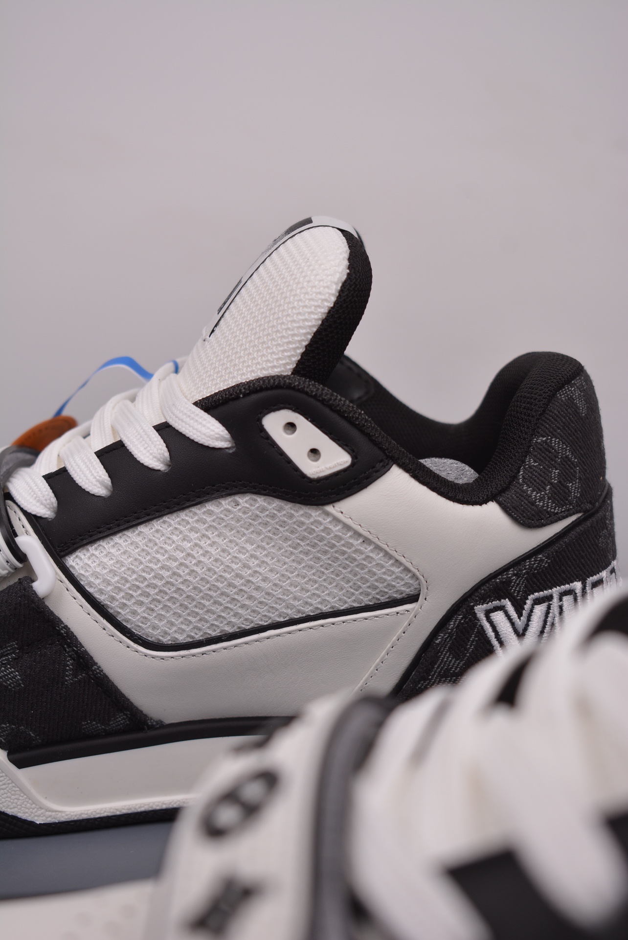 Louis Vuitton Trainer Sneaker Low Black and White Signature 1A9ZG9