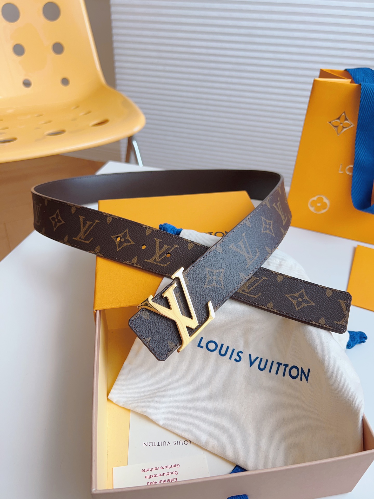Louis Vuitton Men's Old Fashioned Cowhide Belt 4CM Width