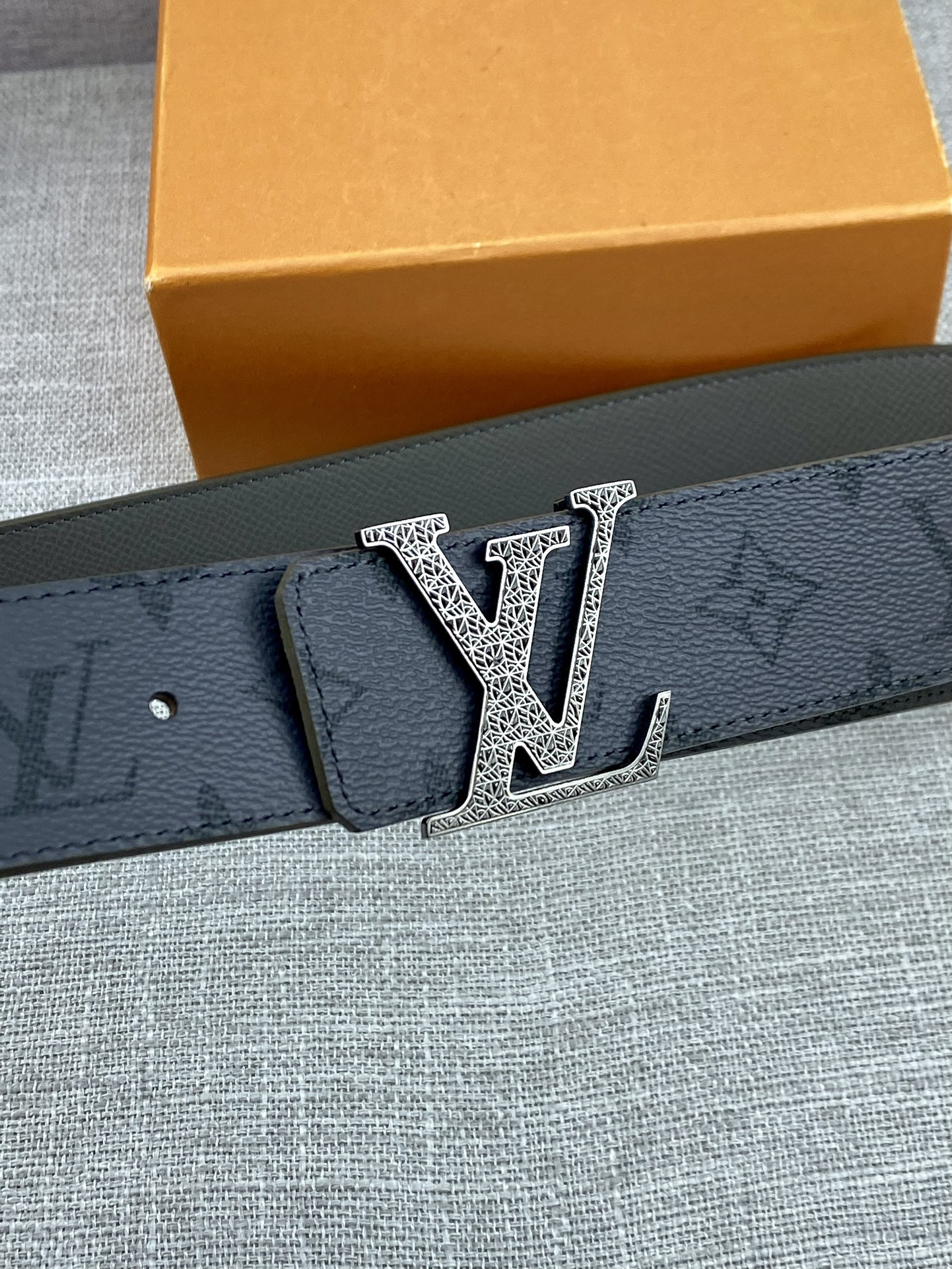Louis Vuitton hollow buckle cowhide men's belt, 3.8cm wide