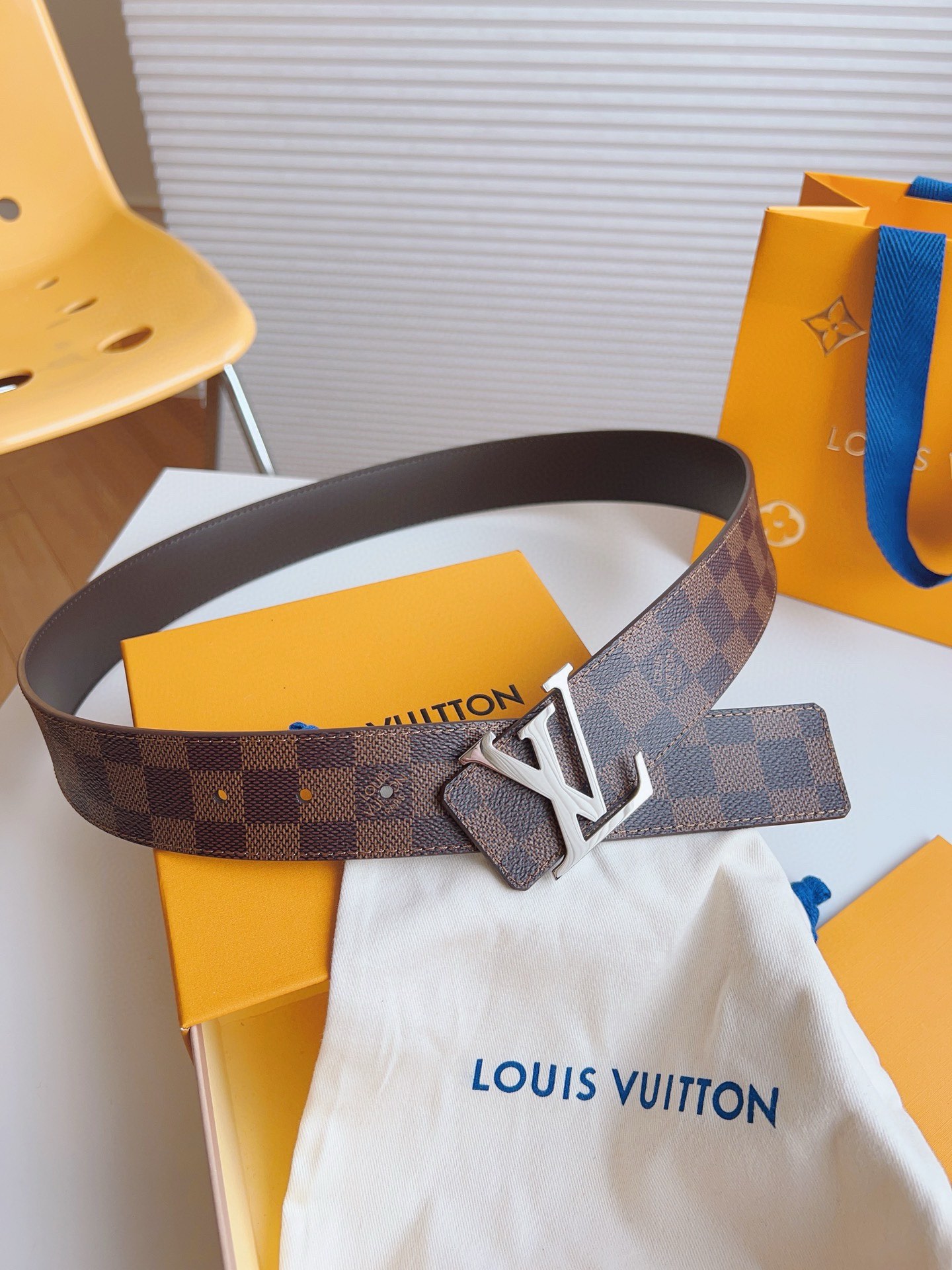 Louis Vuitton Men's Old Fashioned Cowhide Belt 4CM Width