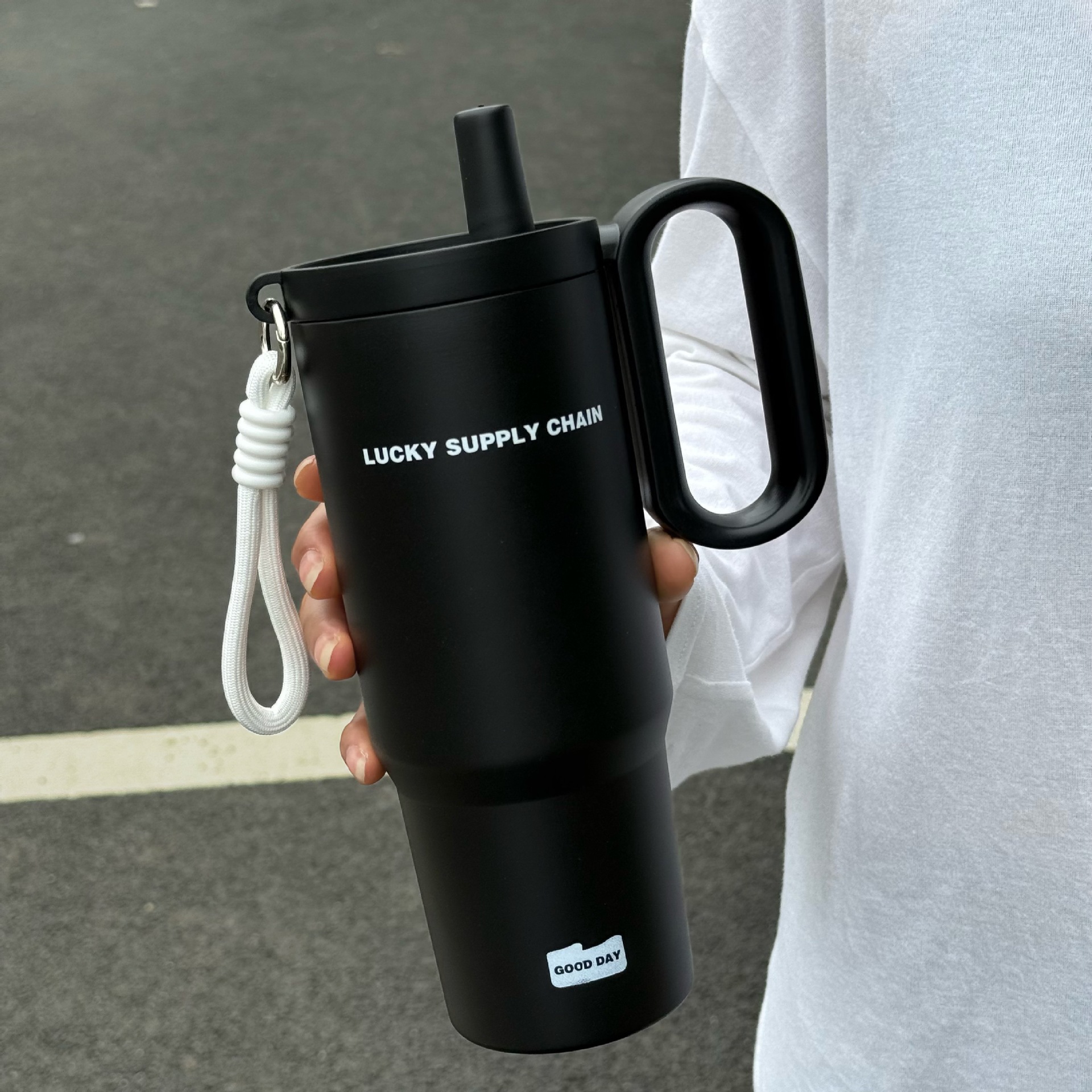 Large-capacity insulated water bottle made of 316 stainless steel with straw, suitable for car use and has a premium feel.