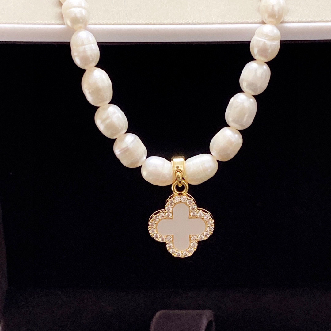 Chanel natural freshwater pearl four-leaf clover necklace