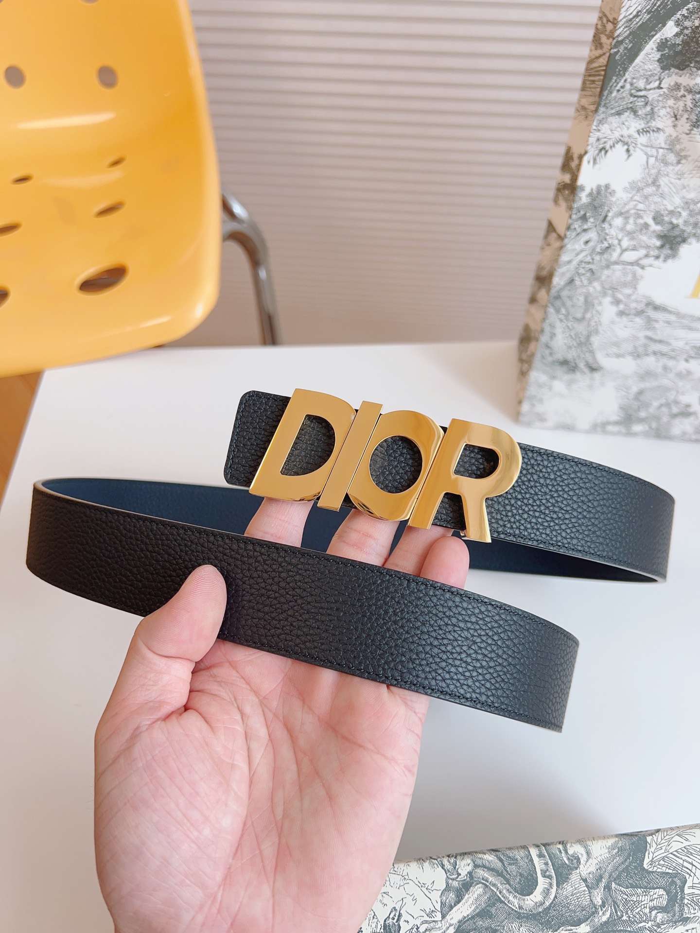 Dior double-sided leather belt with letter buckle, 3.5CM wide