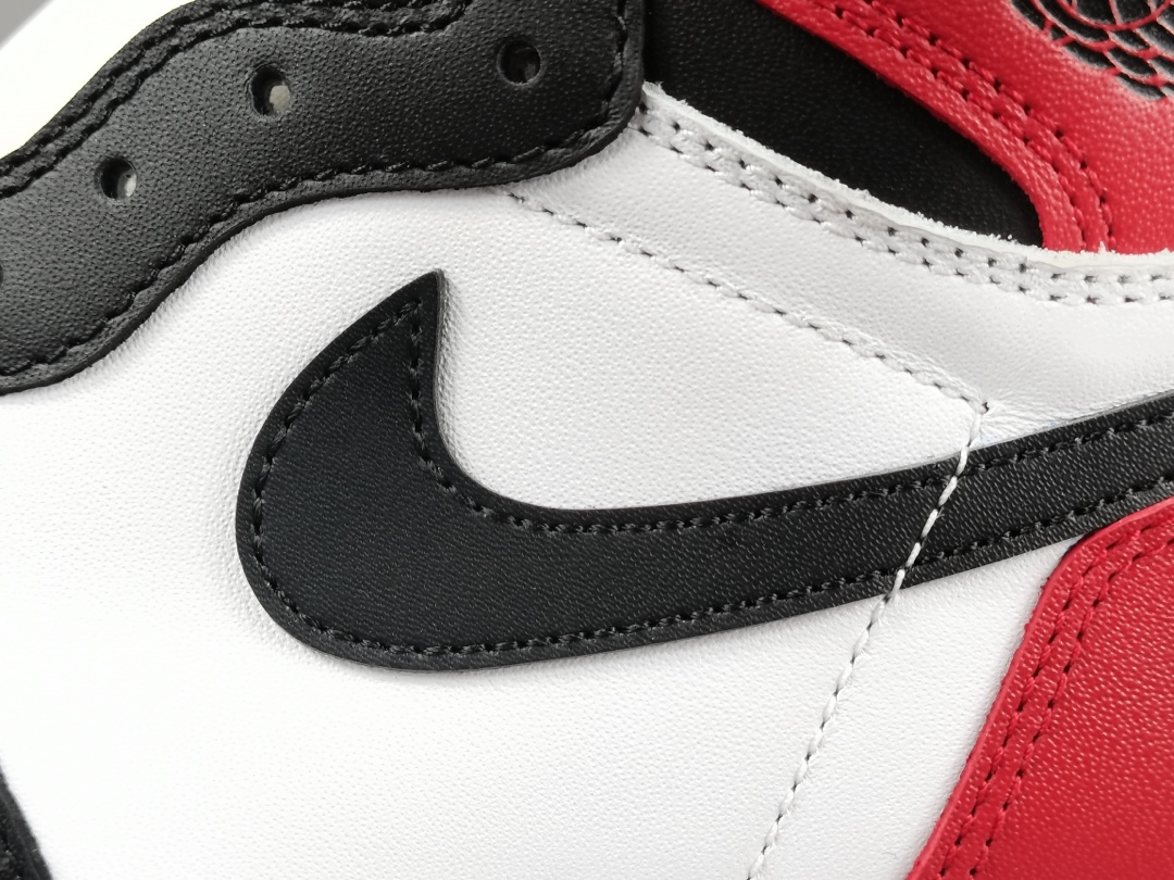 Air Jordan 1 Retro High OGBlack Toe555088-125