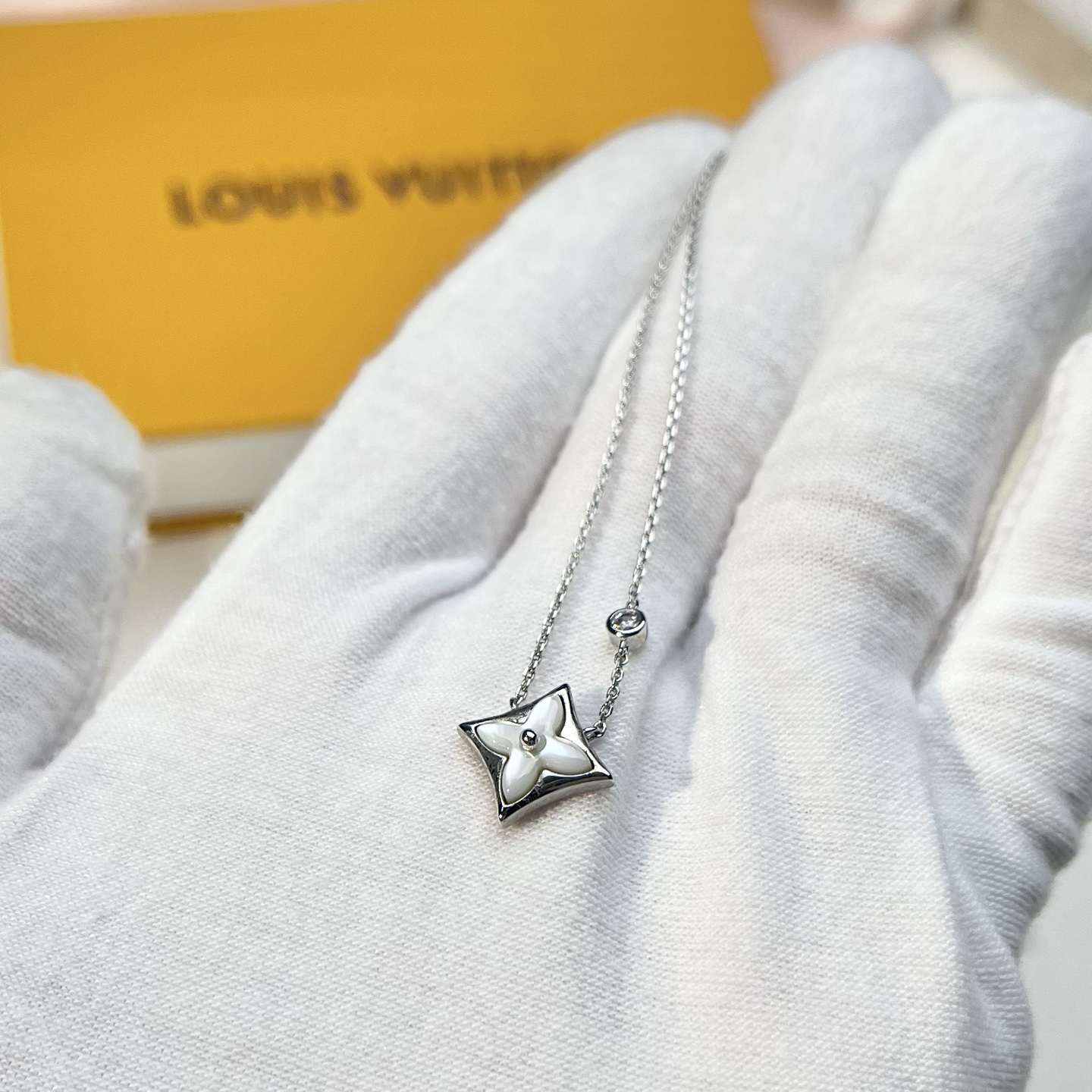 Louis Vuitton single flower diamond necklace