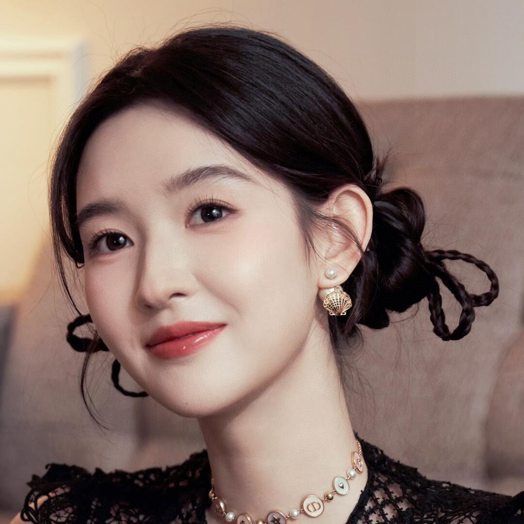 Dior 25 hollow shell earrings