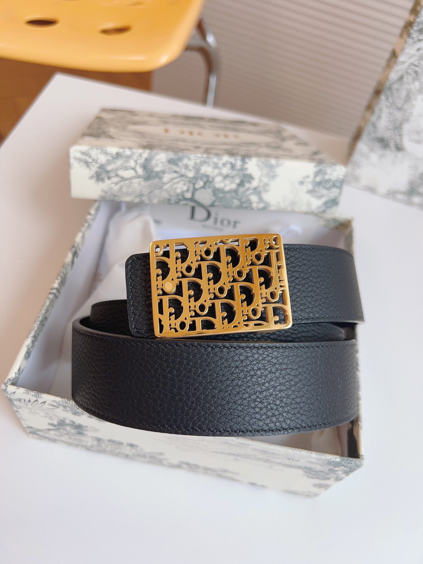 Dior hollow buckle cowhide double-sided belt 3.5CM wide