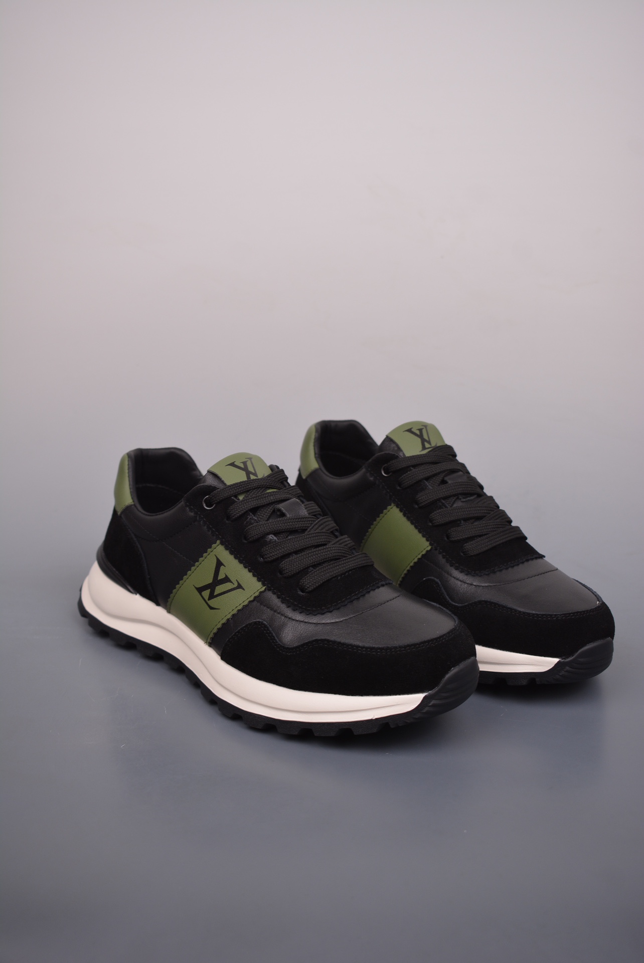 Louis Vuitton Couro Maden Luxe Low Sneaker Black Army Green