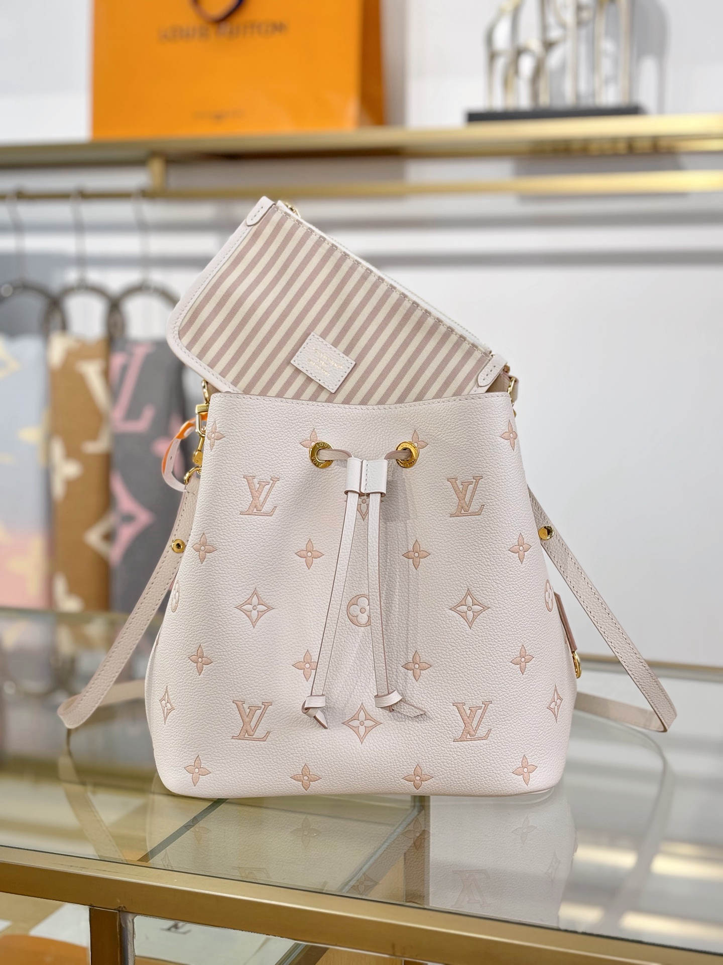 Louis Vuitton NÉONOÉ Medium Handbag M14401