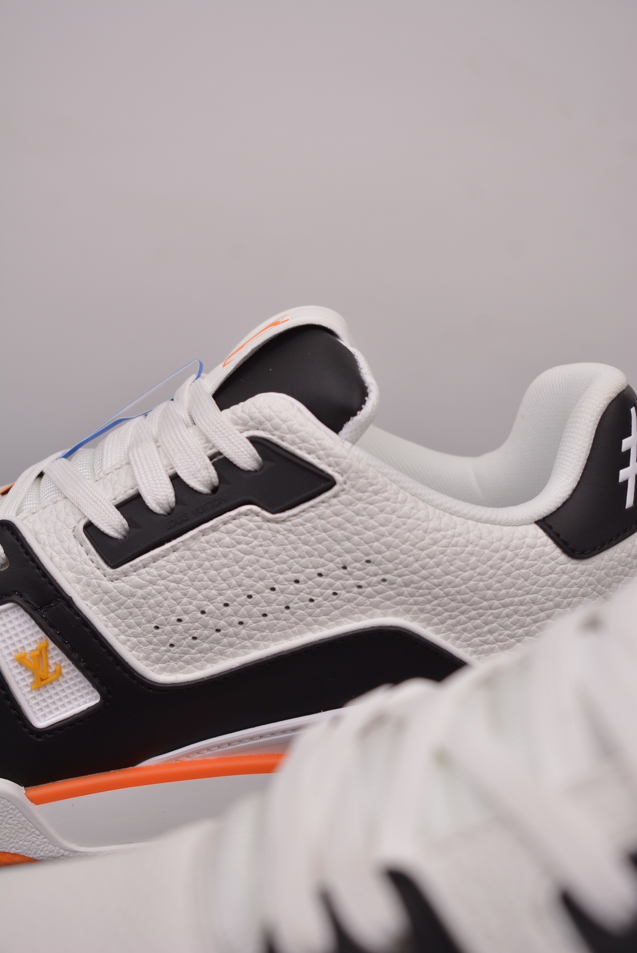 Louis Vuitton Trainer Sneaker Low Black, White and Orange Signature Edition 1ADE00
