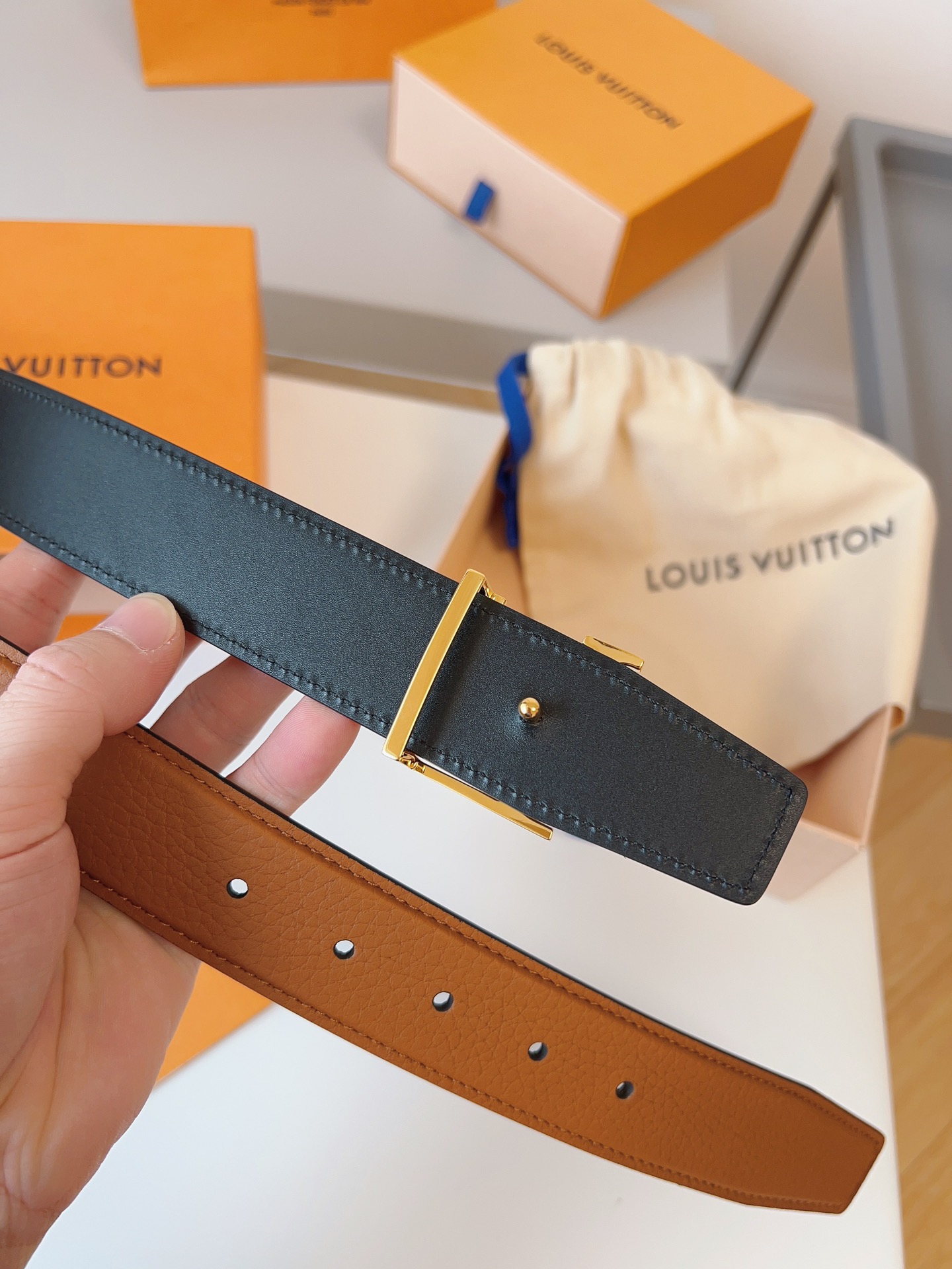 Louis Vuitton lychee grain double-faced cowhide belt, 3.5cm wide