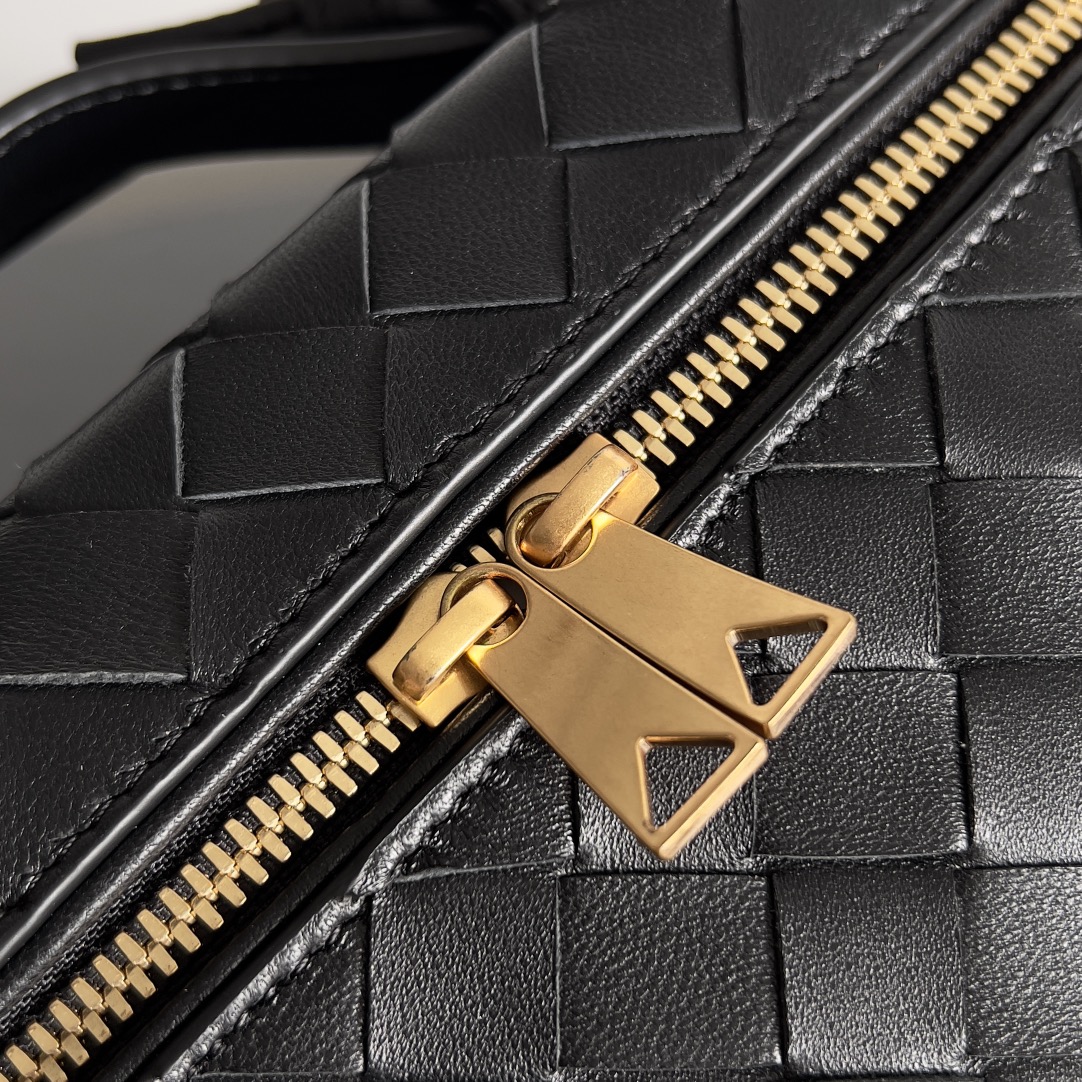 Bottega Veneta 2024 Woven Zippered Baguette Bag 789109
