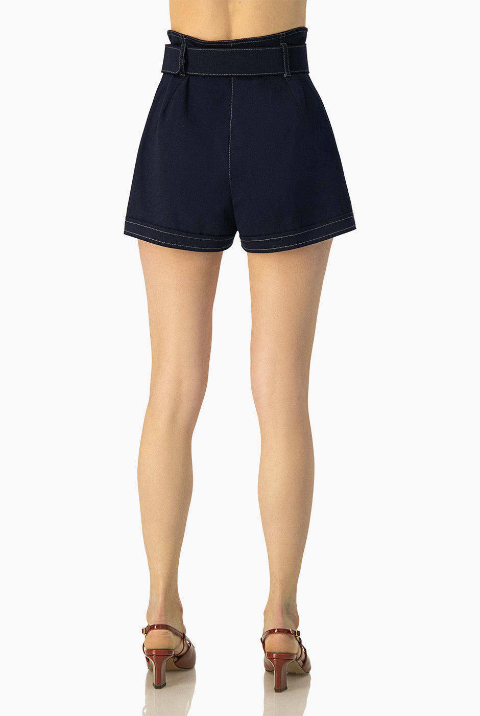 Short con bolsillos en costados