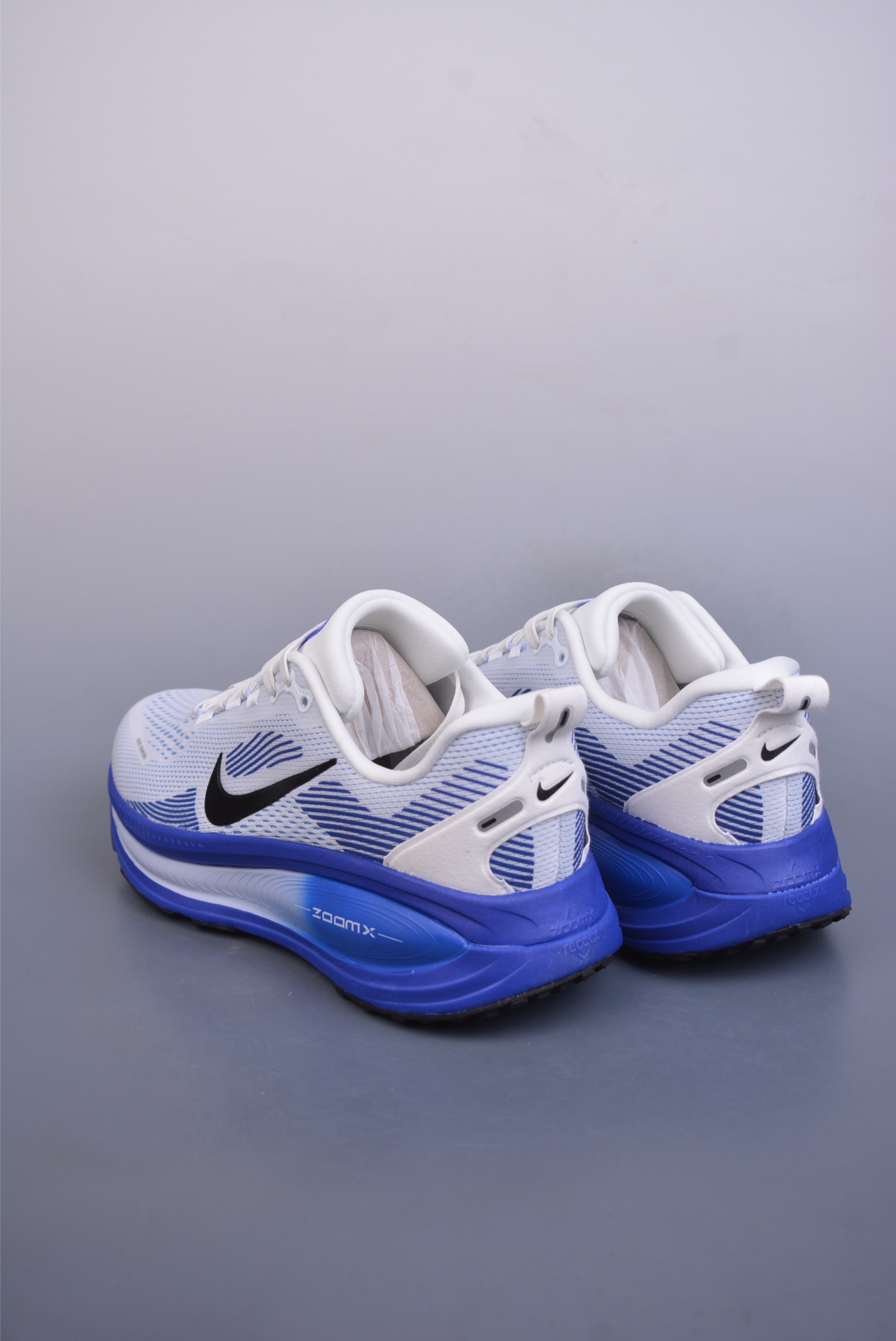 Nike Vomero 18 ZoomX running shoes white, blue and black hook HM6803-104
